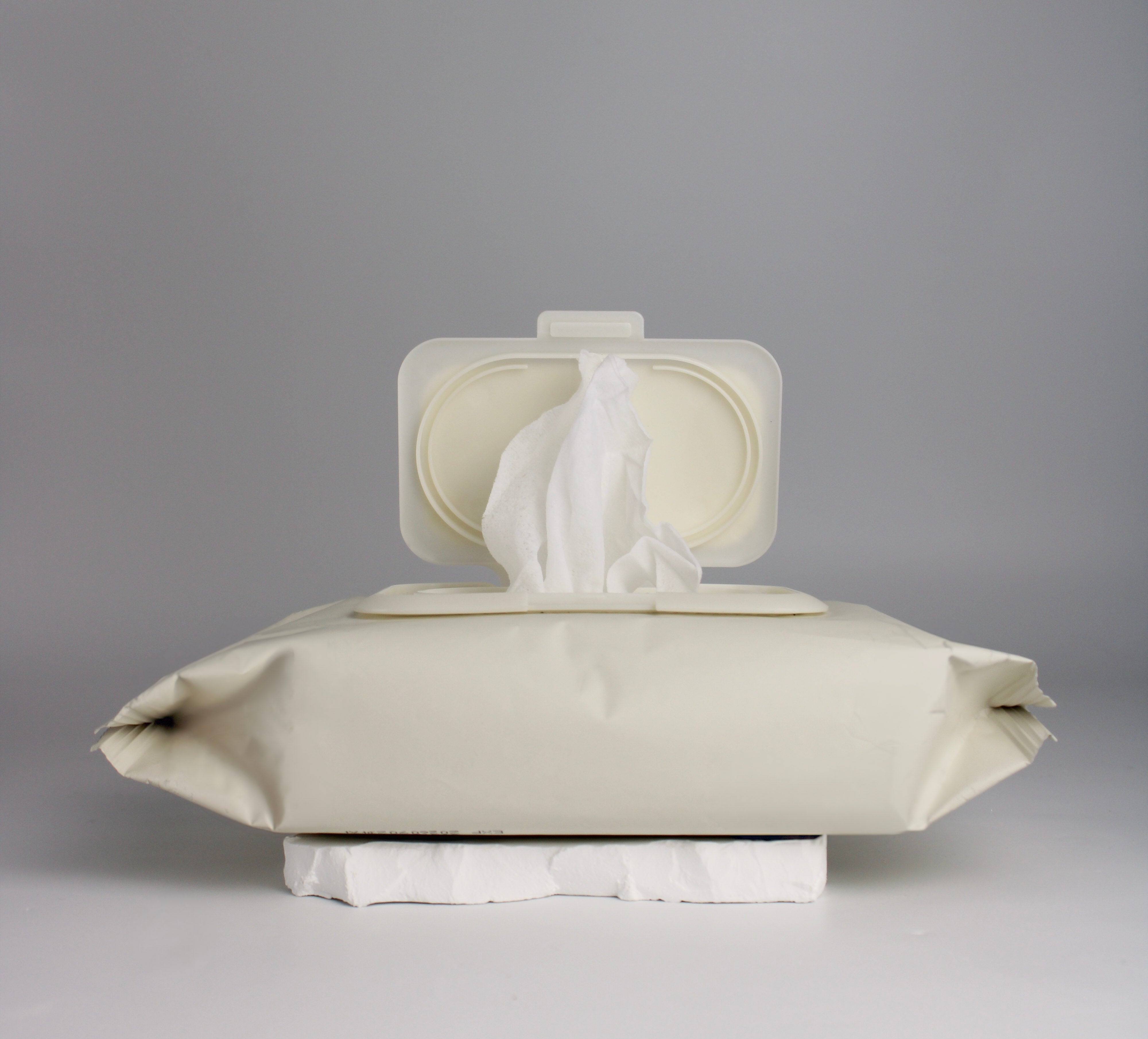Paquet de lingettes Skinfood ouvert avec une lingette nettoyante éclaircissante au riz qui sort