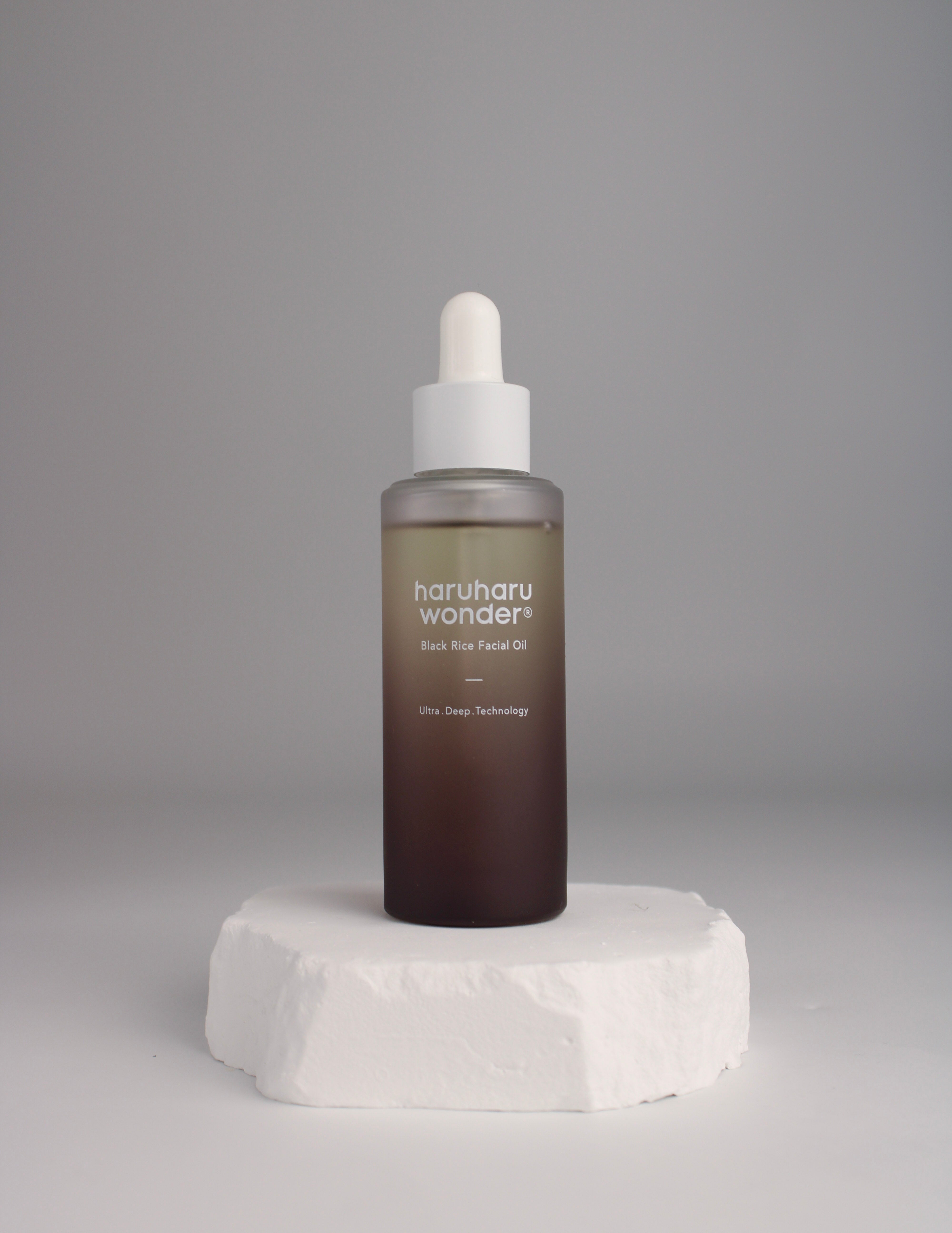 Huile visage au riz noir Haruharu Wonder – soin coréen nourrissant et illuminant en flacon élégant