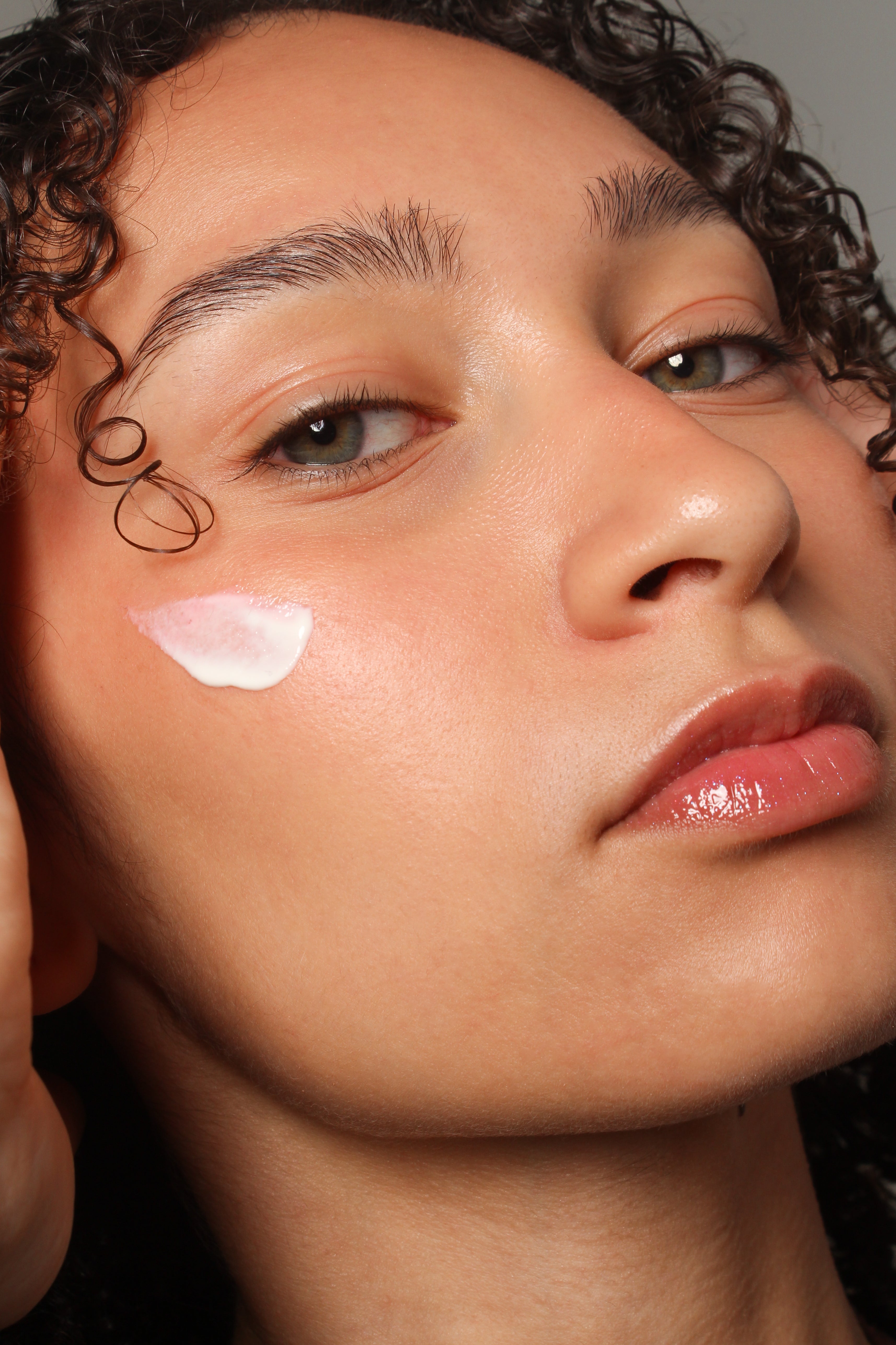 Mannequin avec crème solaire riz probiotique Beauty of Joseon appliquée sur le visage