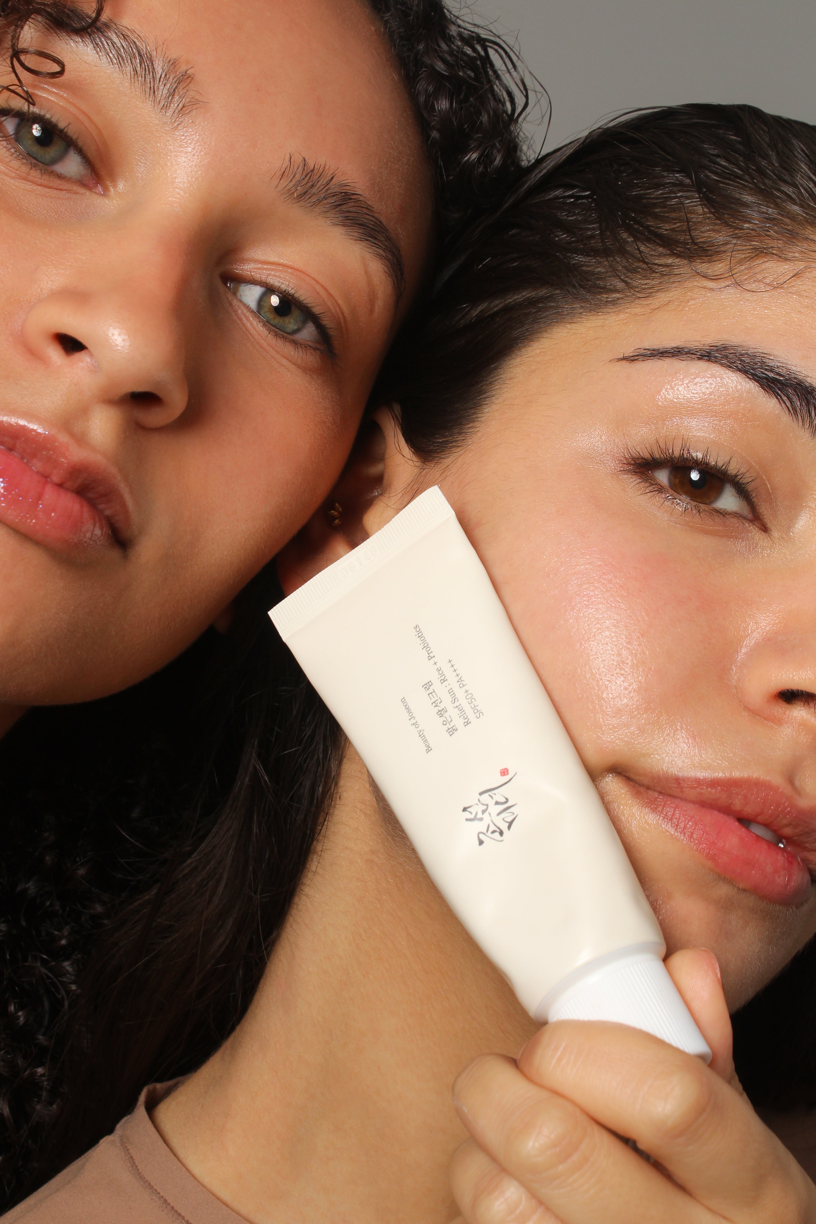 Deux mannequins tenant la crème solaire riz probiotique SPF 50+ Beauty of Joseon