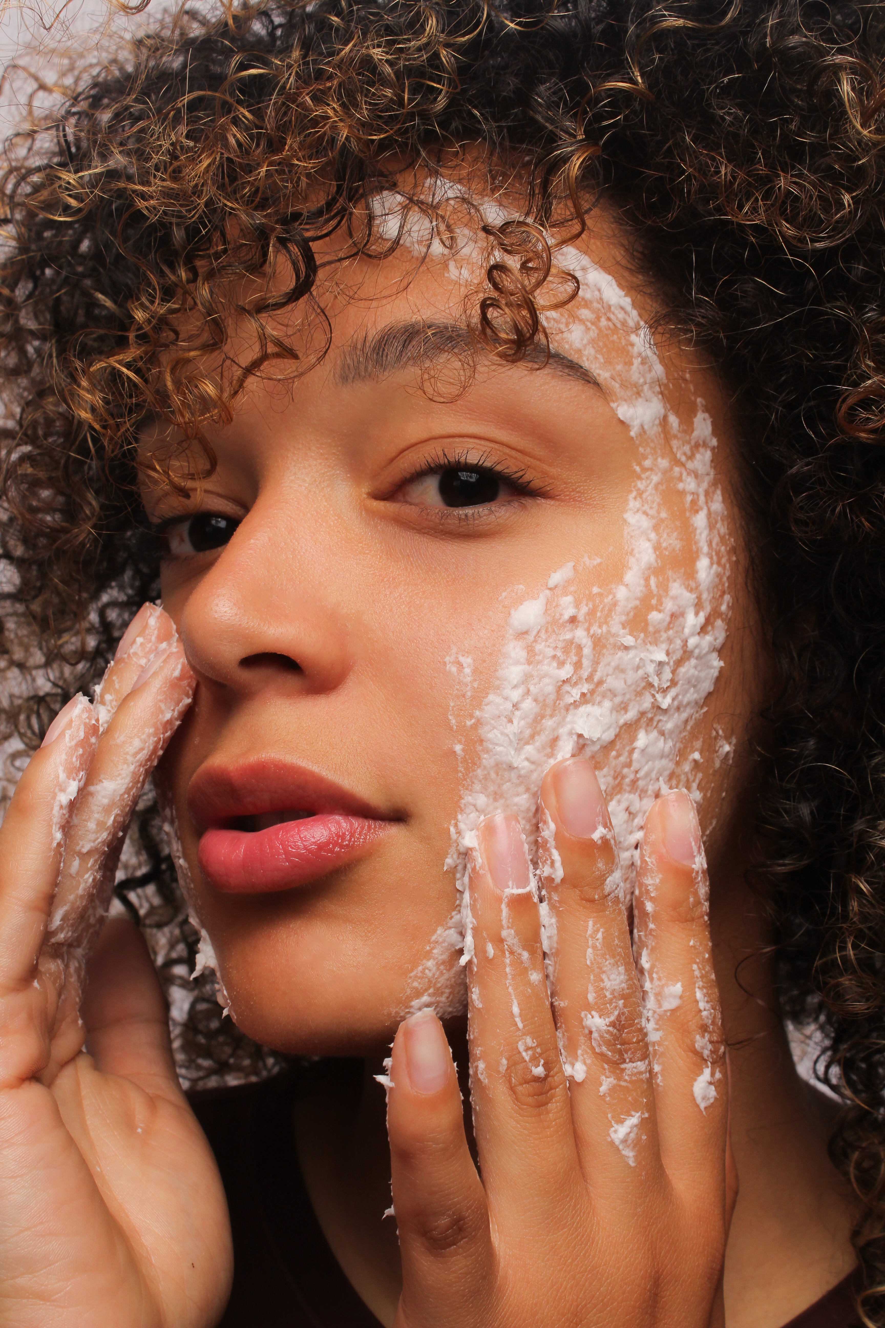 Mannequin avec la texture du nettoyant doux aux enzymes de riz n°3 Numbuzin appliquée sur le visage