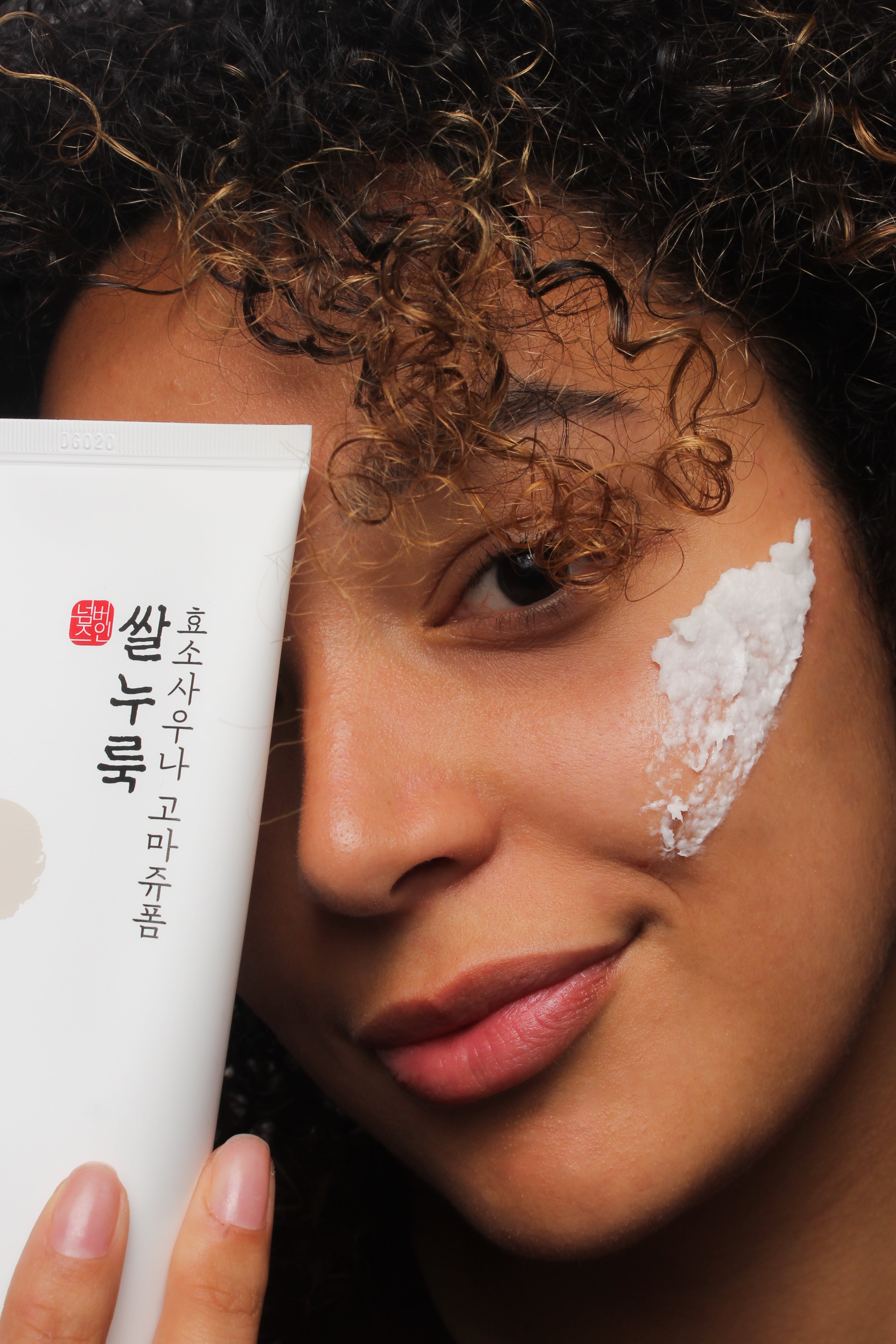 Mannequin tenant le nettoyant doux aux enzymes de riz n°3 Numbuzin, présentation du produit