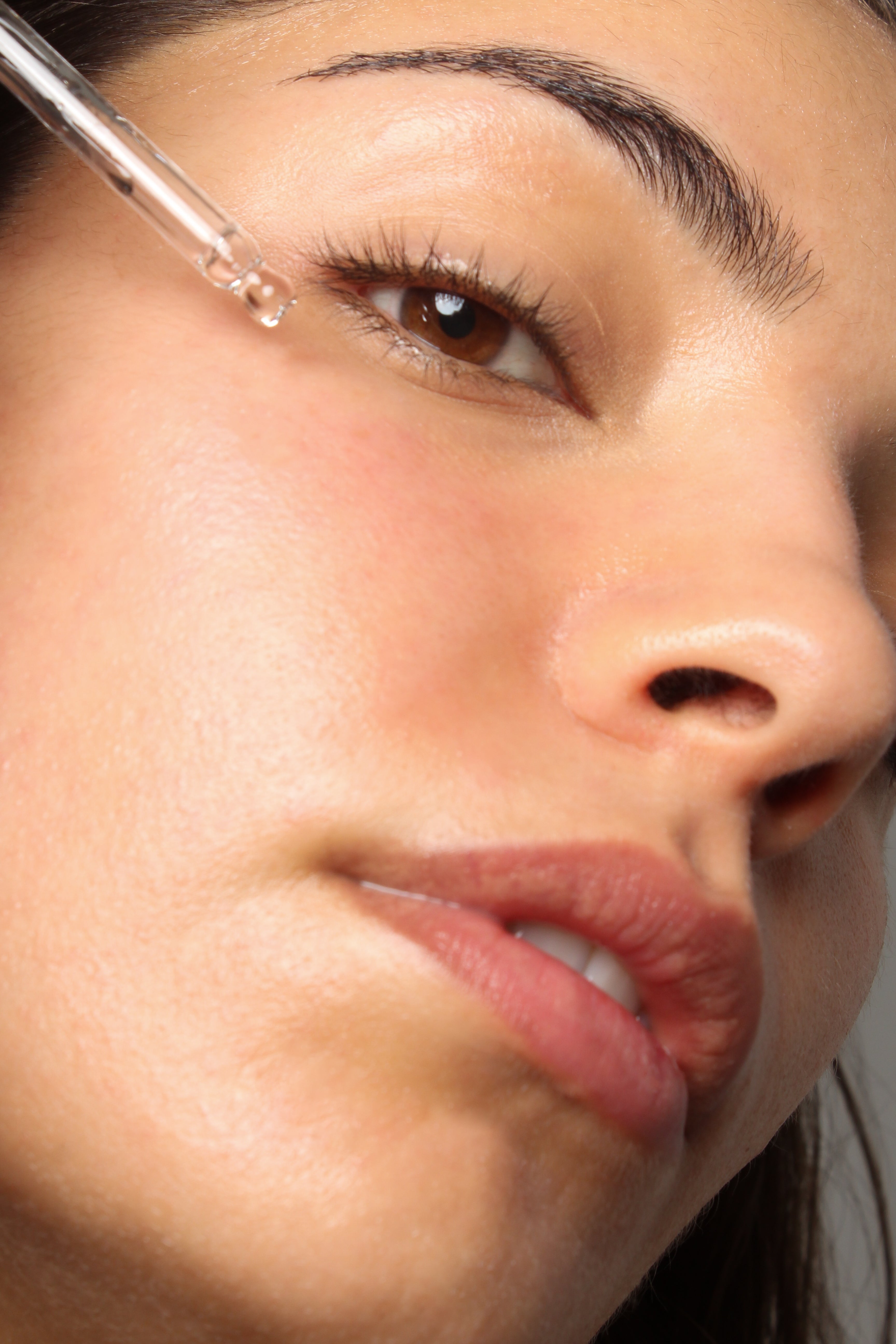 Texture de l'huile visage au riz noir Haruharu Wonder appliquée sur la peau – effet soyeux et lumineux