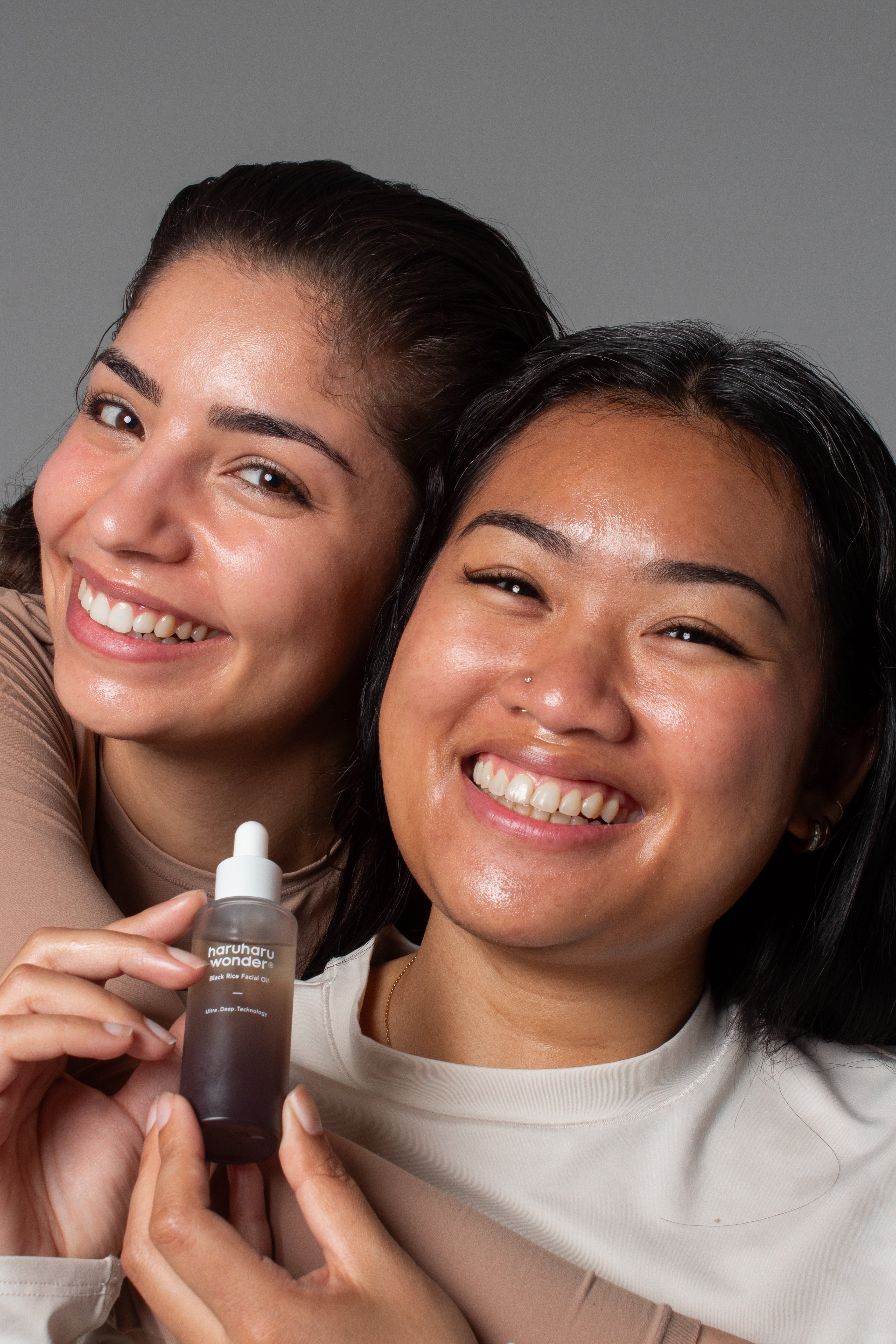 Deux mannequins avec l'huile visage riz noir Haruharu Wonder – rituel coréen pour une peau éclatante à deux