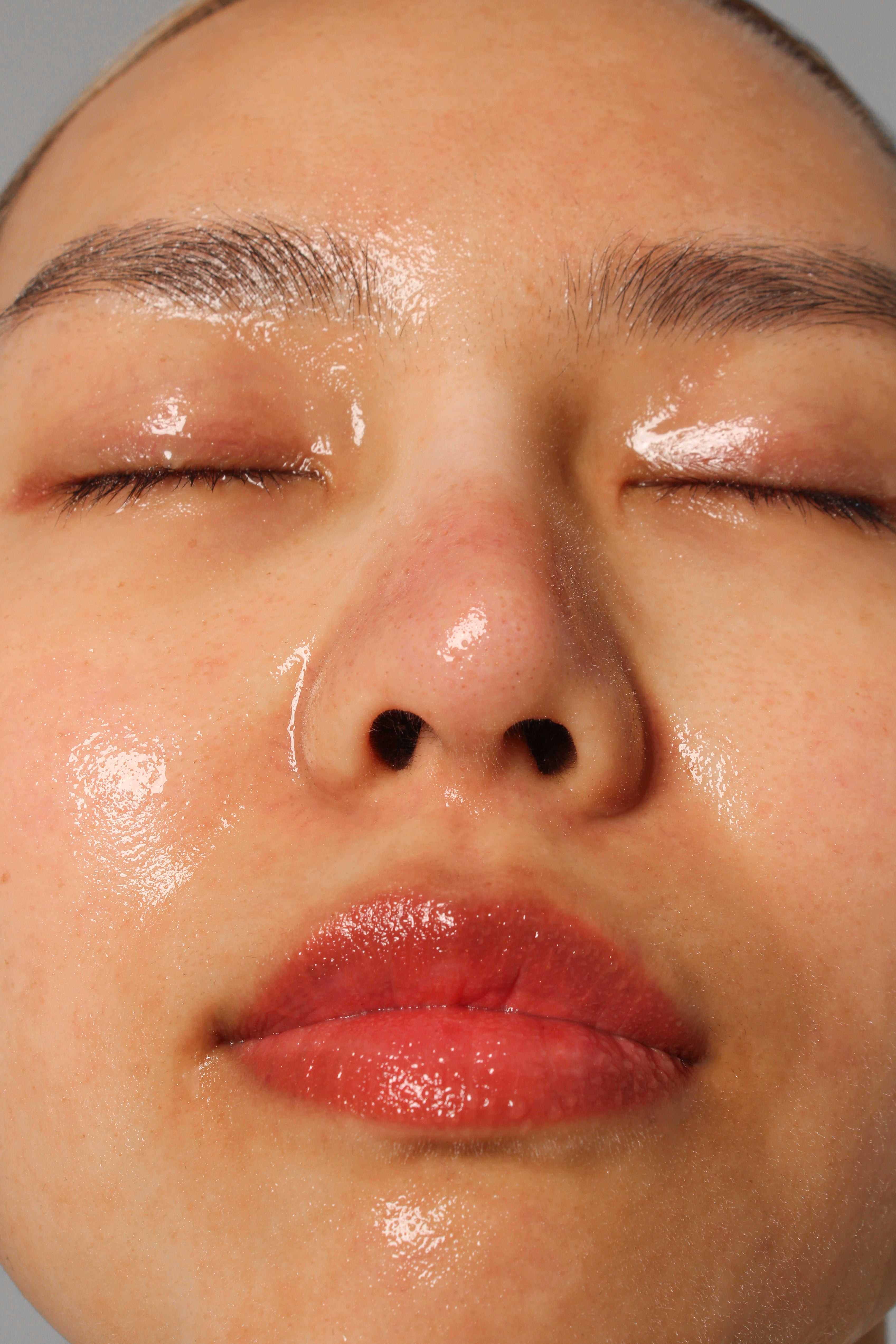 Gros plan visage de mannequin avec toner éclaircissant au riz Skinfood appliqué, peau éclatante