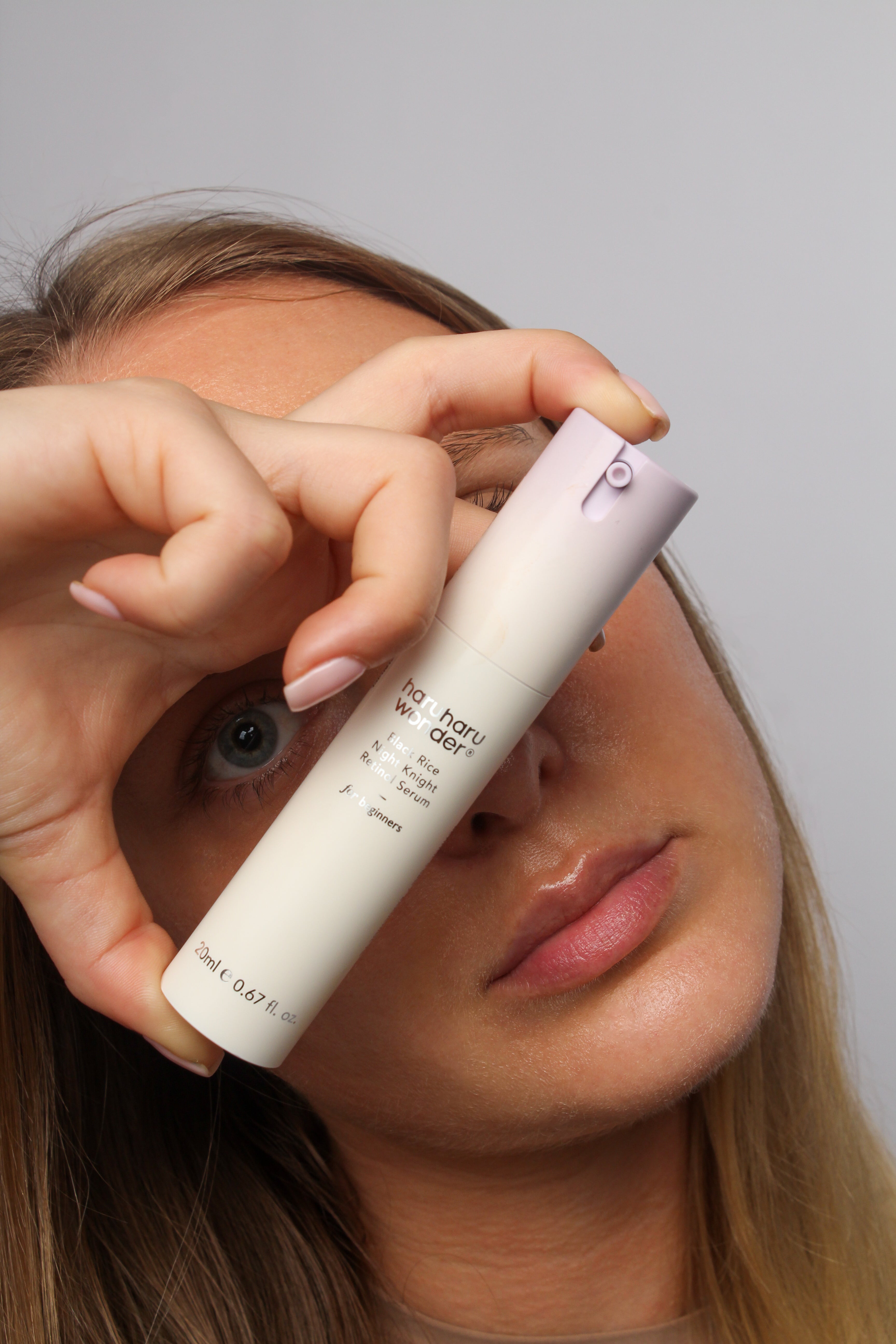 Application du sérum au rétinol Night Knight Haruharu Wonder sur le visage d’un mannequin