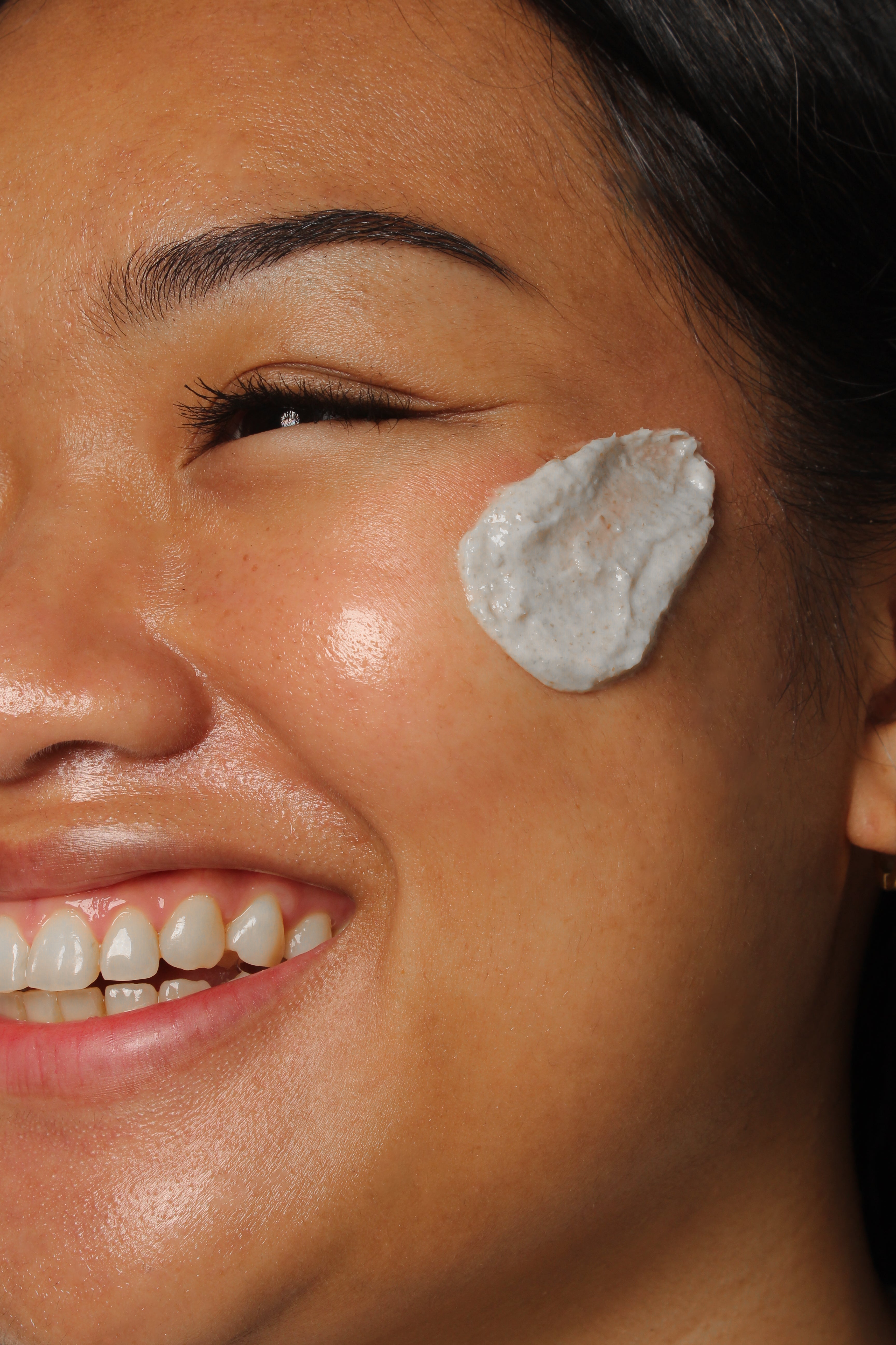 Mannequin avec la texture du masque éclat au grain de riz et au miel Beauty of Joseon appliquée sur le visage