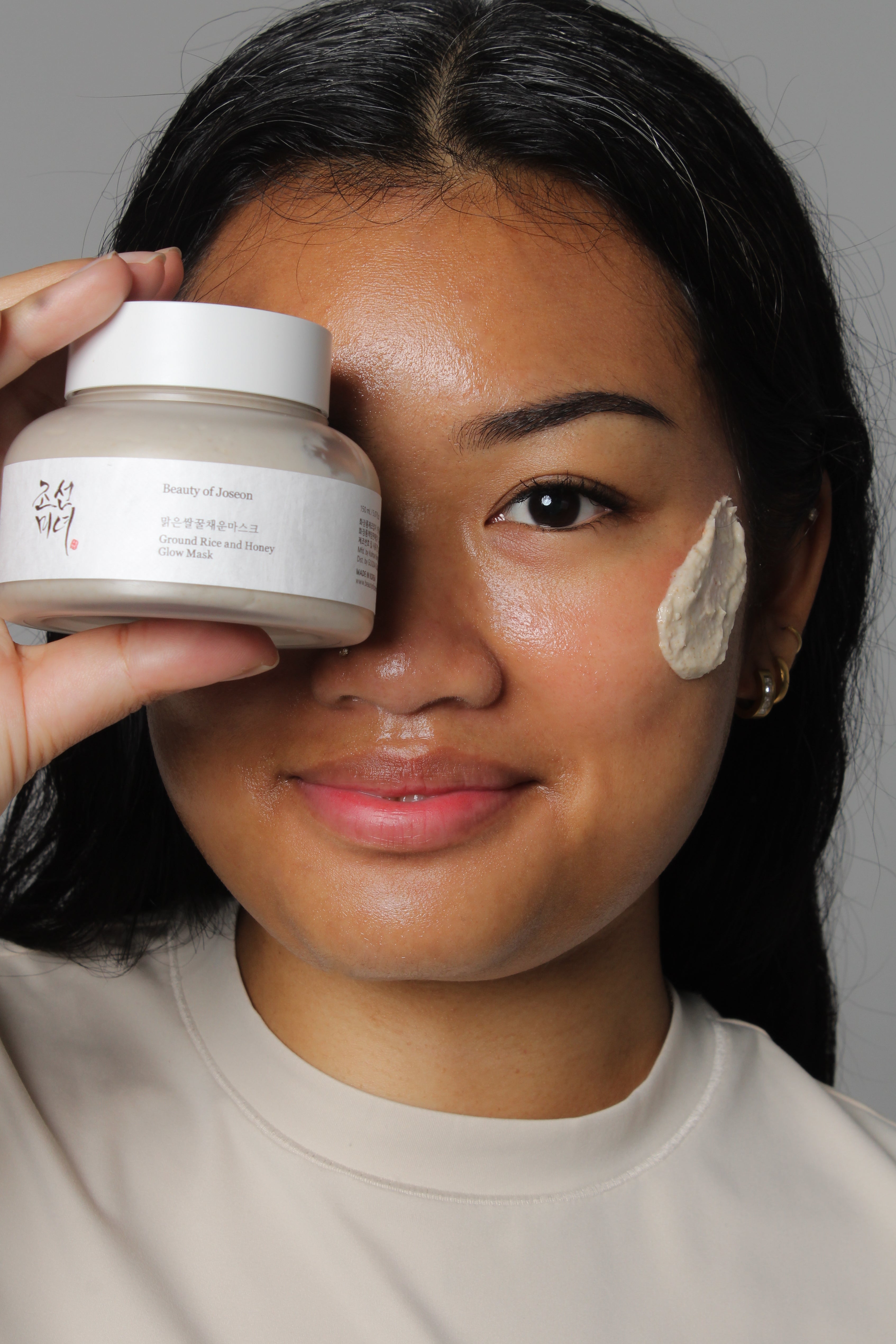 Mannequin tenant le pot du masque éclat au grain de riz et au miel Beauty of Joseon