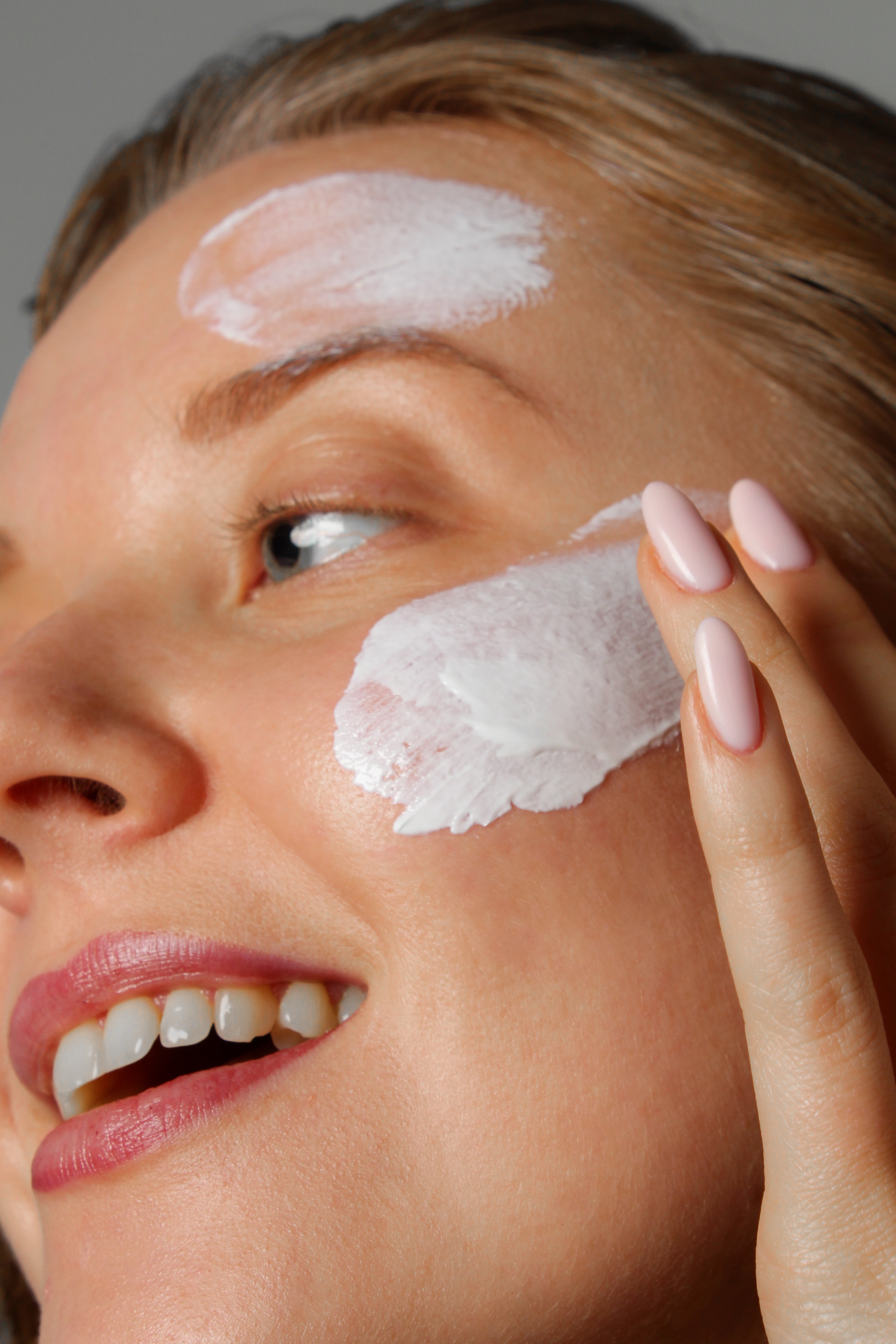 Mannequin appliquant la crème solaire pure mineral relief riz noir Haruharu Wonder sur le visage