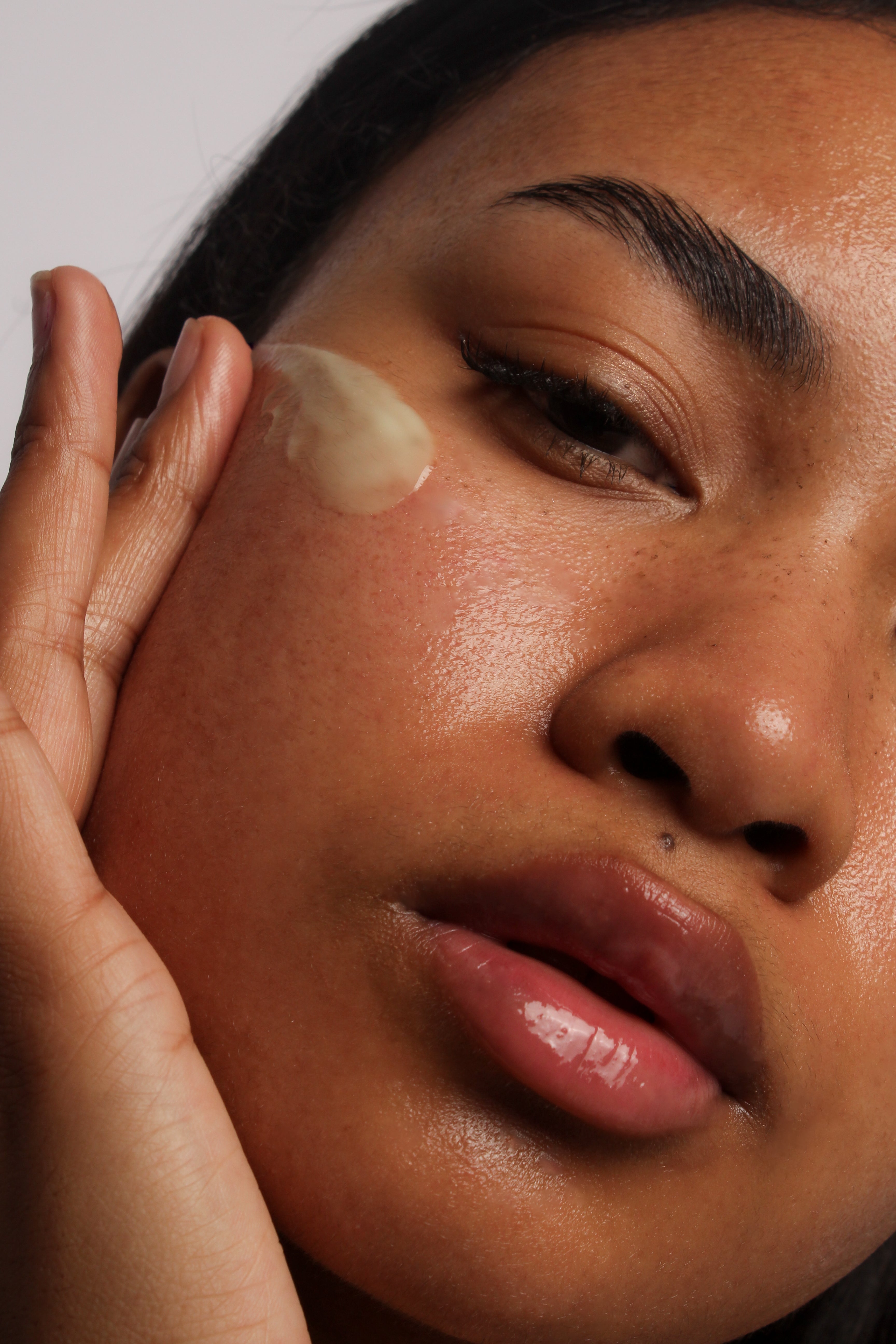 Mannequin avec crème rétinal encapsulé 1% + riz fermenté Seoul 1988 appliquée sur le visage, texture légère et hydratante