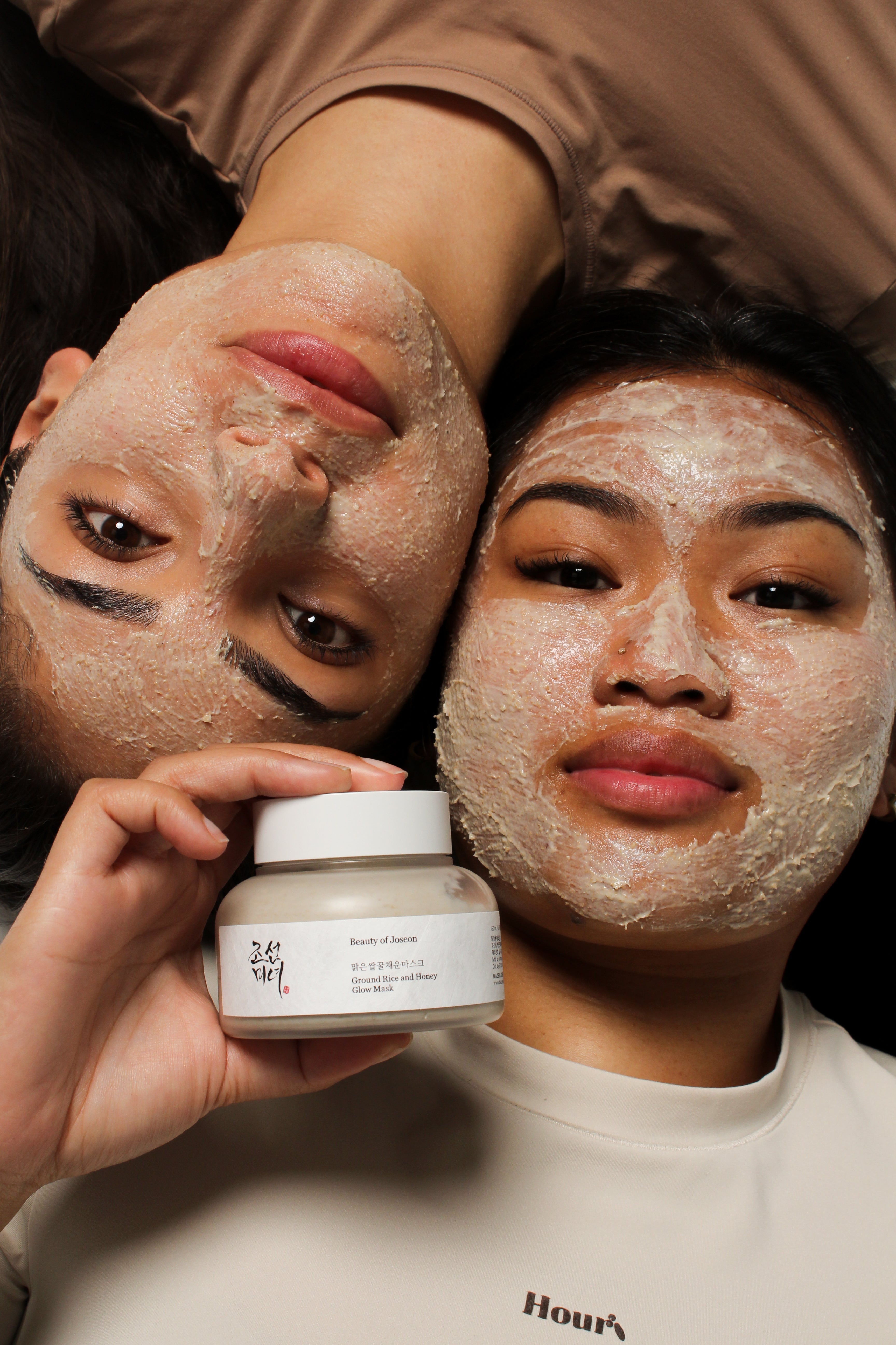 Deux mannequins tenant le masque éclat au grain de riz et au miel Beauty of Joseon