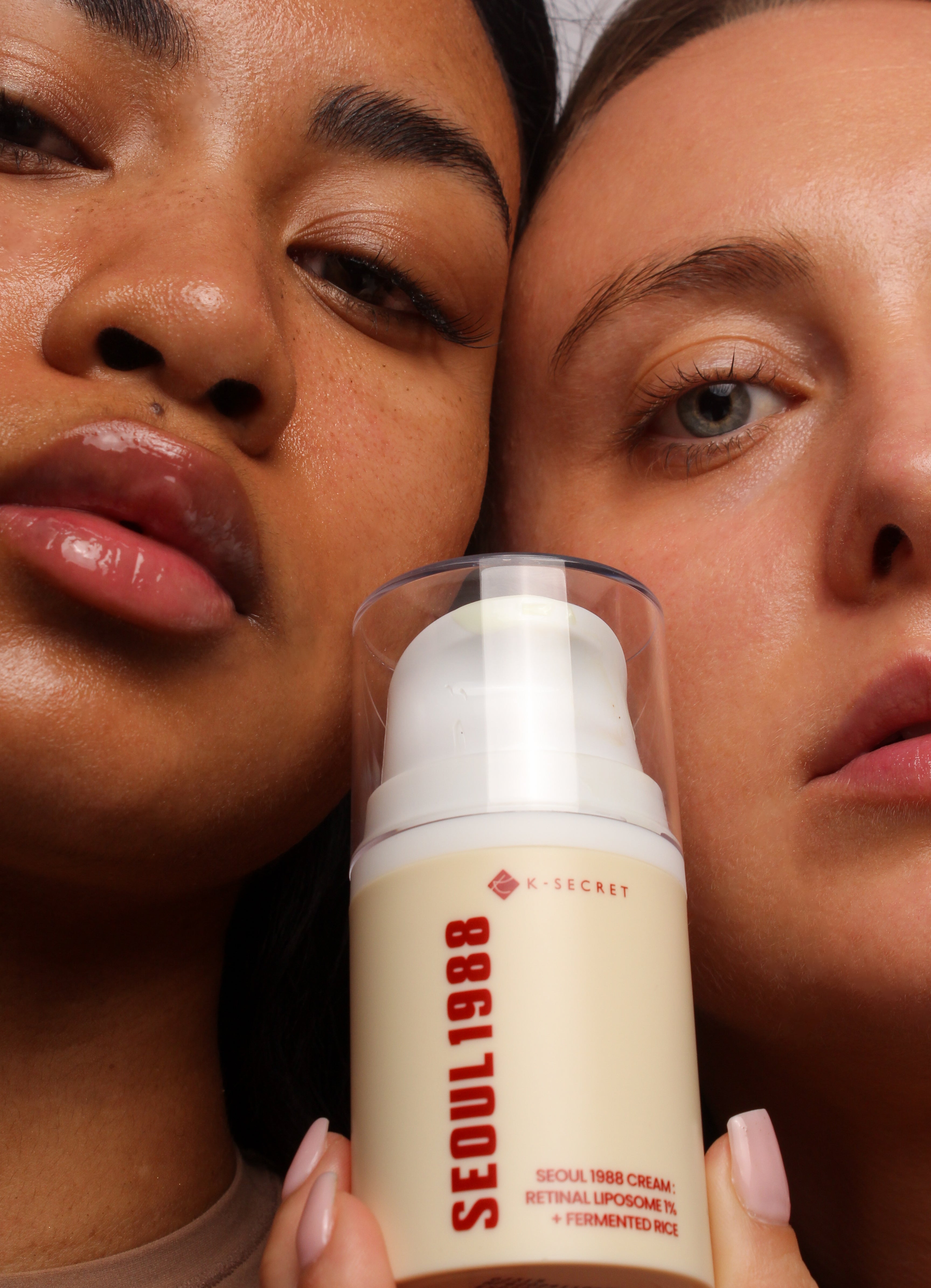 Groupe de mannequins tenant la crème rétinal encapsulé 1% + riz fermenté Seoul 1988, moment naturel