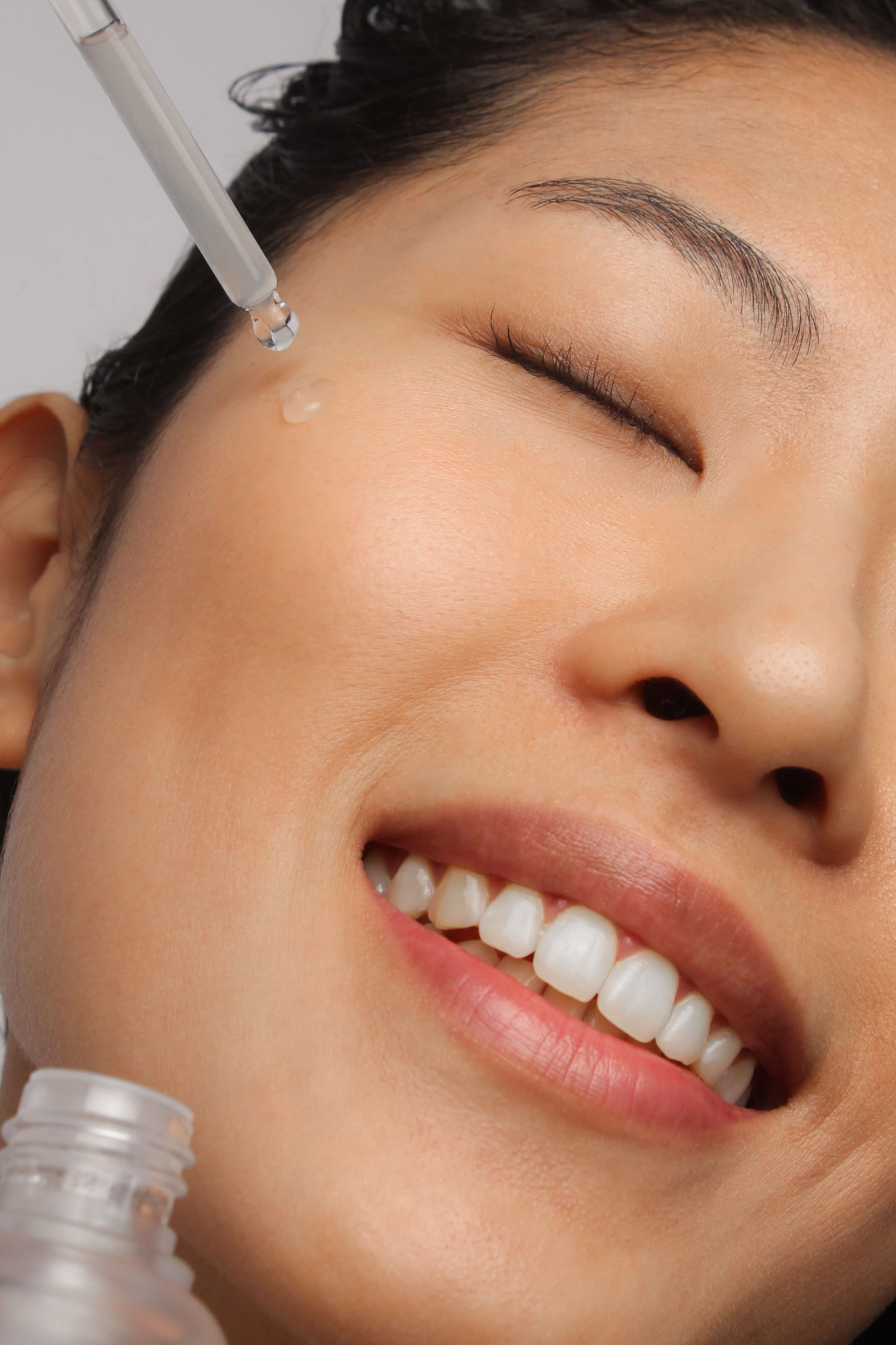 Application du sérum Arencia à la mucine de riz sur le visage, texture légère et fini glowy