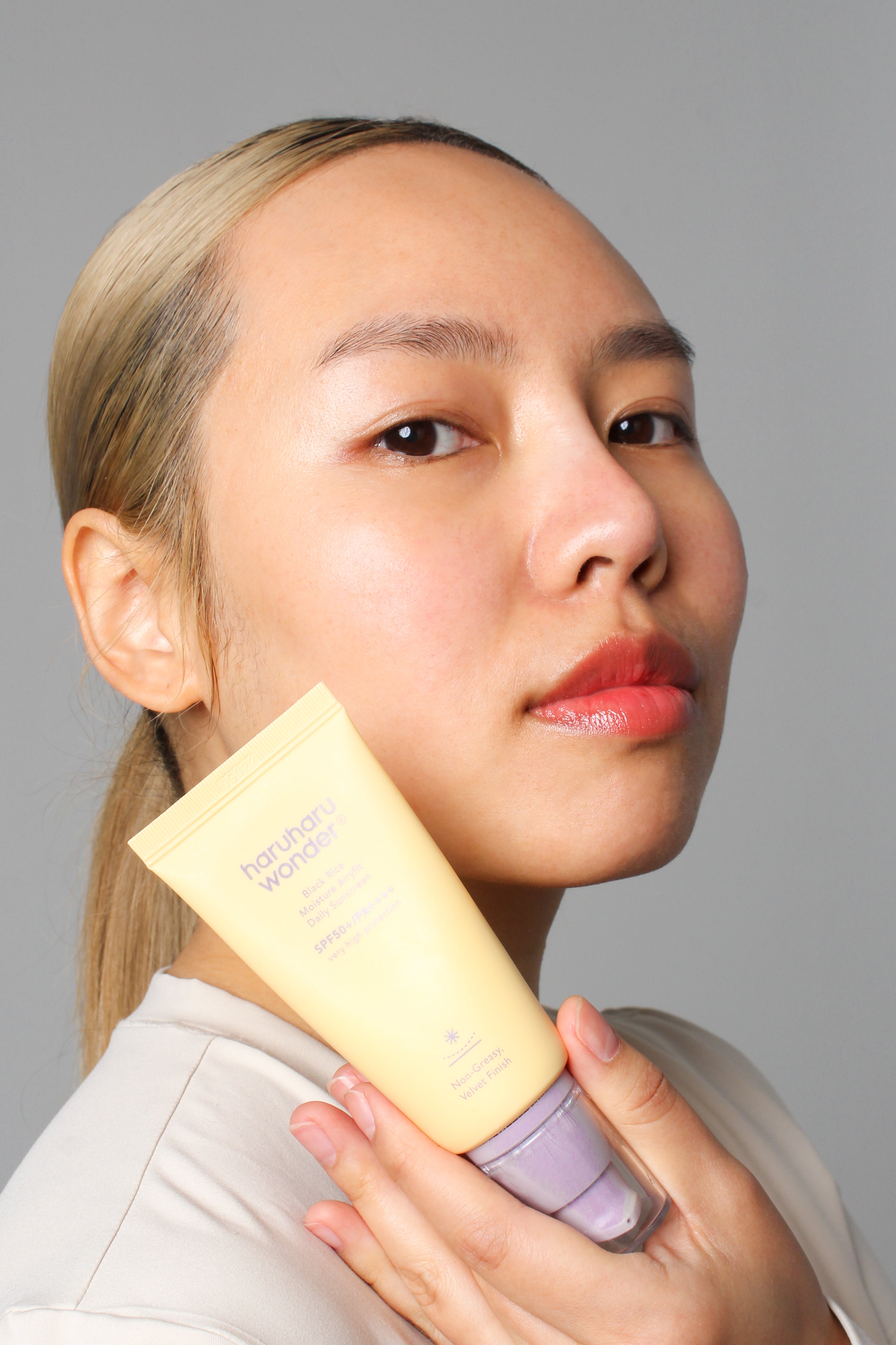 Mannequin montrant le tube de crème solaire Airyfit riz noir SPF50+ Haruharu Wonder