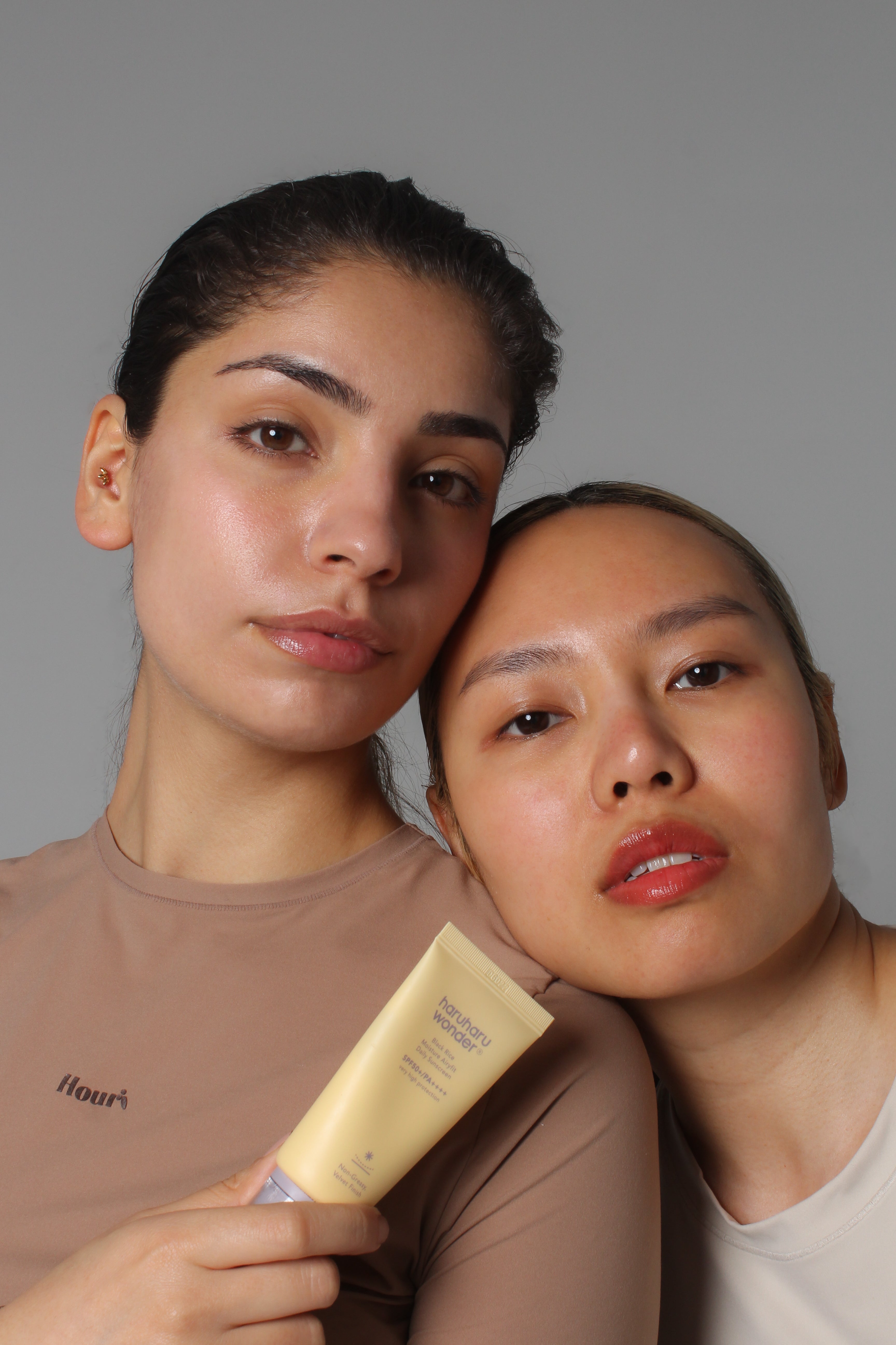 Groupe de mannequins tenant la crème solaire Airyfit riz noir SPF50+ Haruharu Wonder