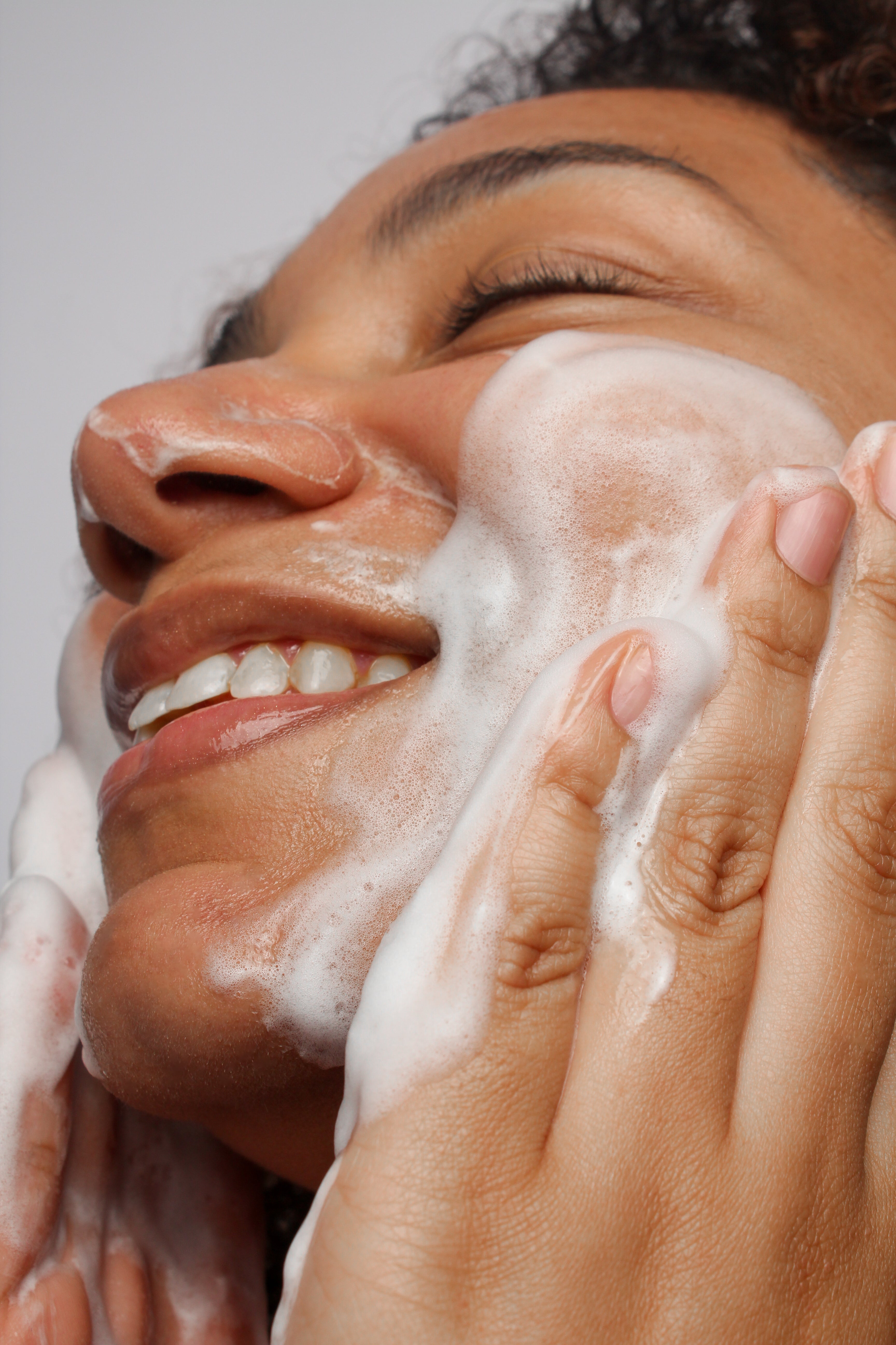 Mannequin avec mousse du gel nettoyant doux triple AHA au riz noir Haruharu Wonder sur le visage