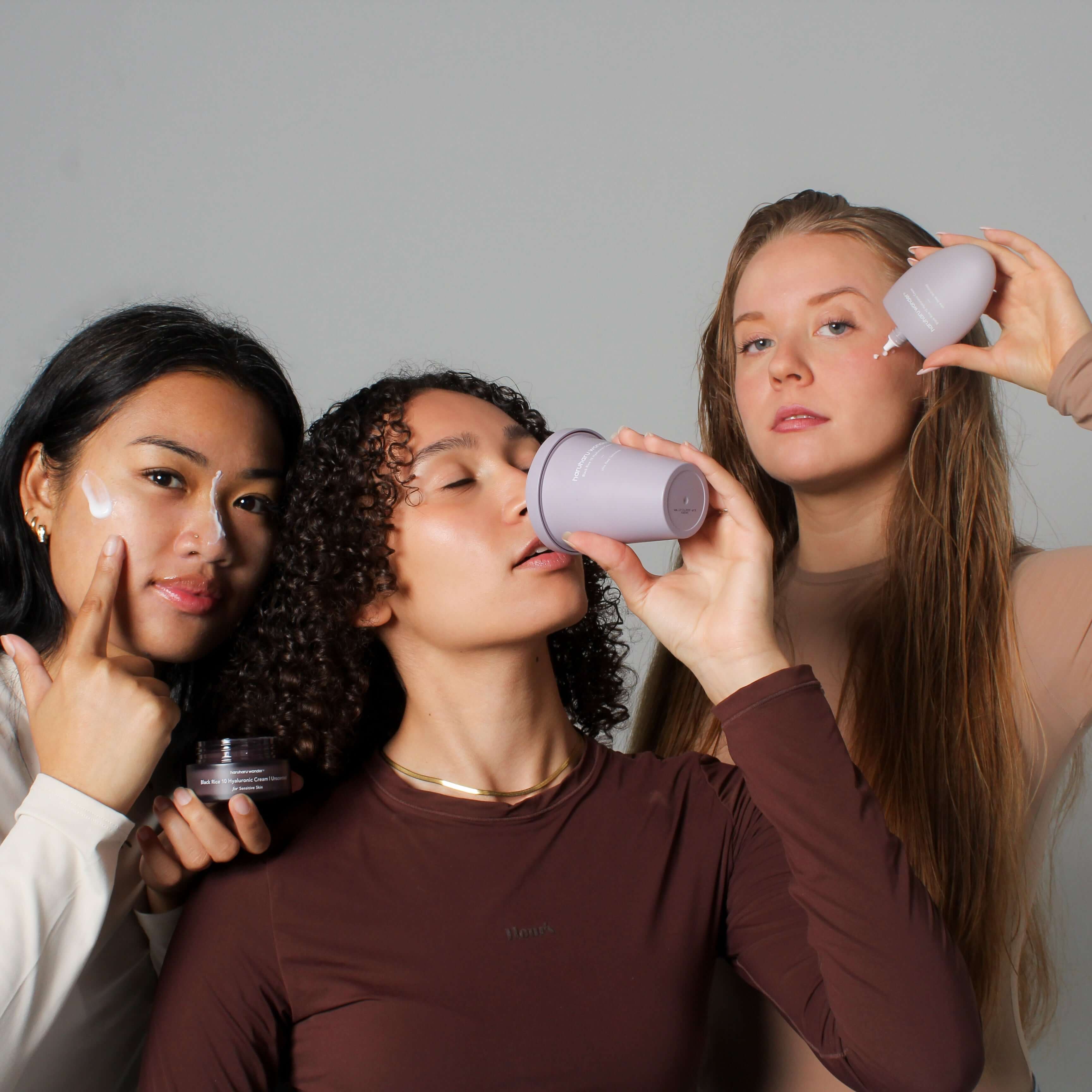 Trois mannequins présentant les trois formats de Crème 10 Hyaluronique Riz Noir - 90ml Haruharu Wonder, démontrant la diversité des packagings