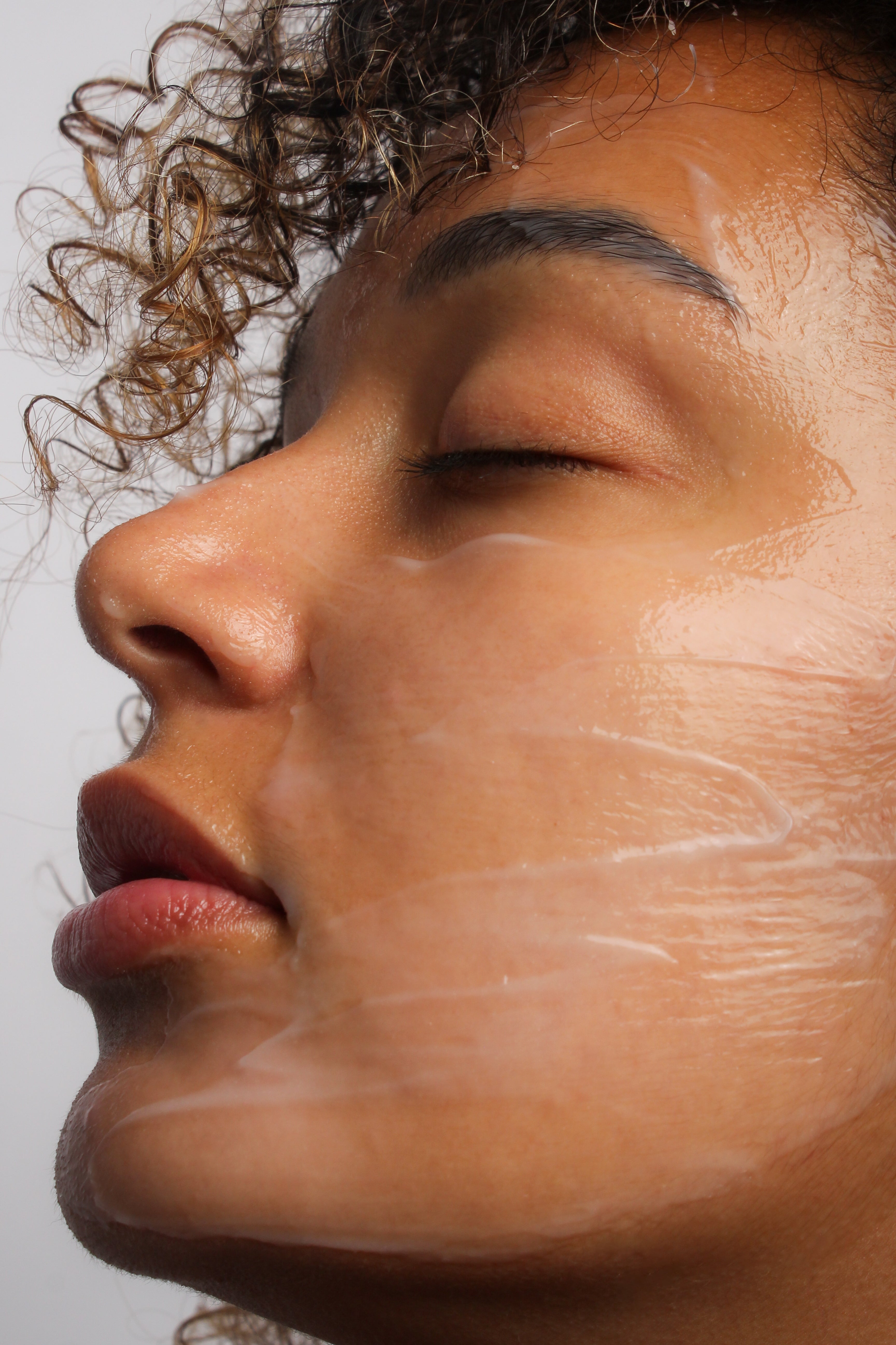 Gros plan visage de mannequin avec crème éclaircissante au riz Skinfood appliquée, peau lumineuse