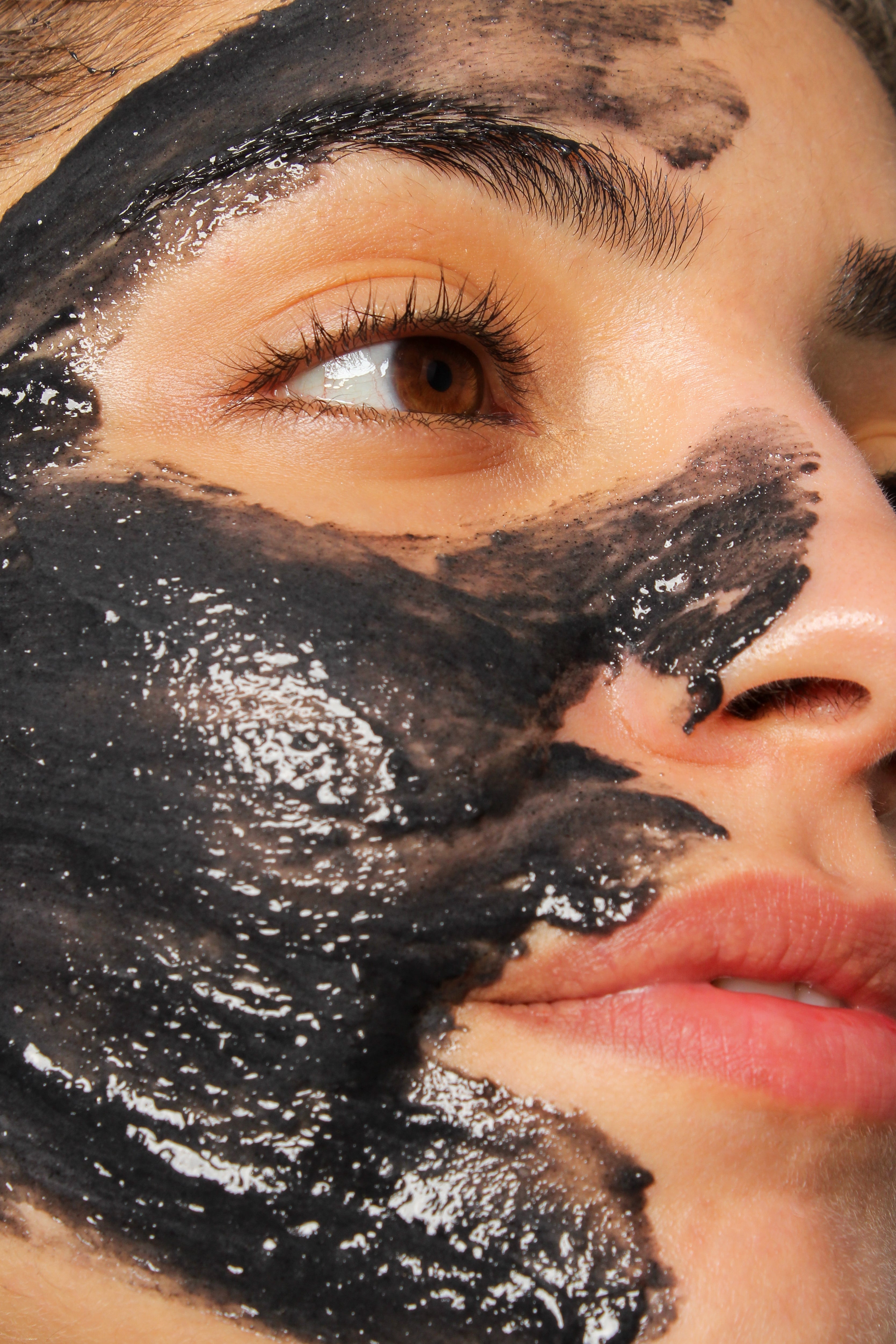 Application du nettoyant Arencia au thé noir et yuzu sur le visage, soin purifiant et éclatant