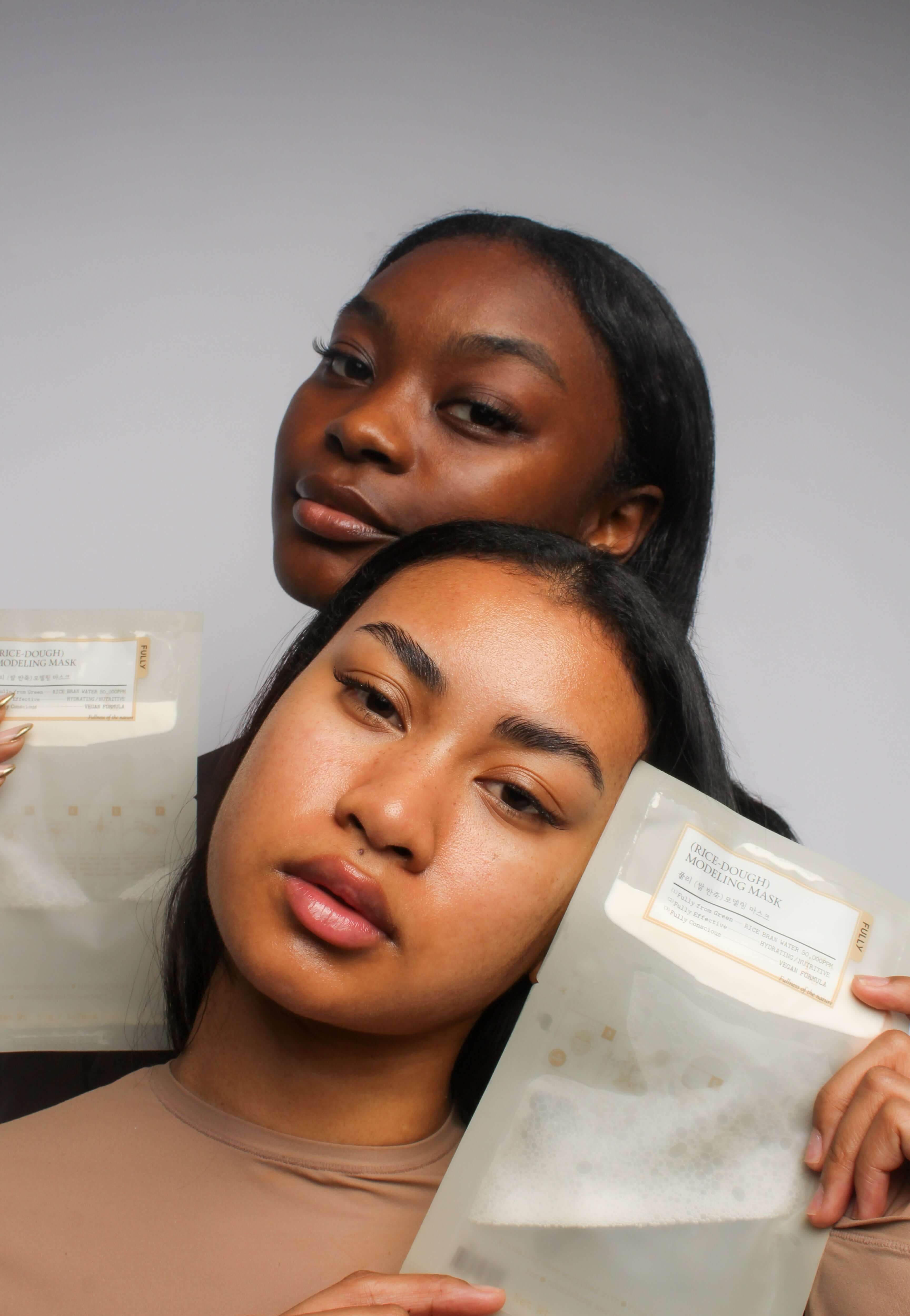Plusieurs mannequins utilisant le masque au riz Fully, teint unifié et peau douc