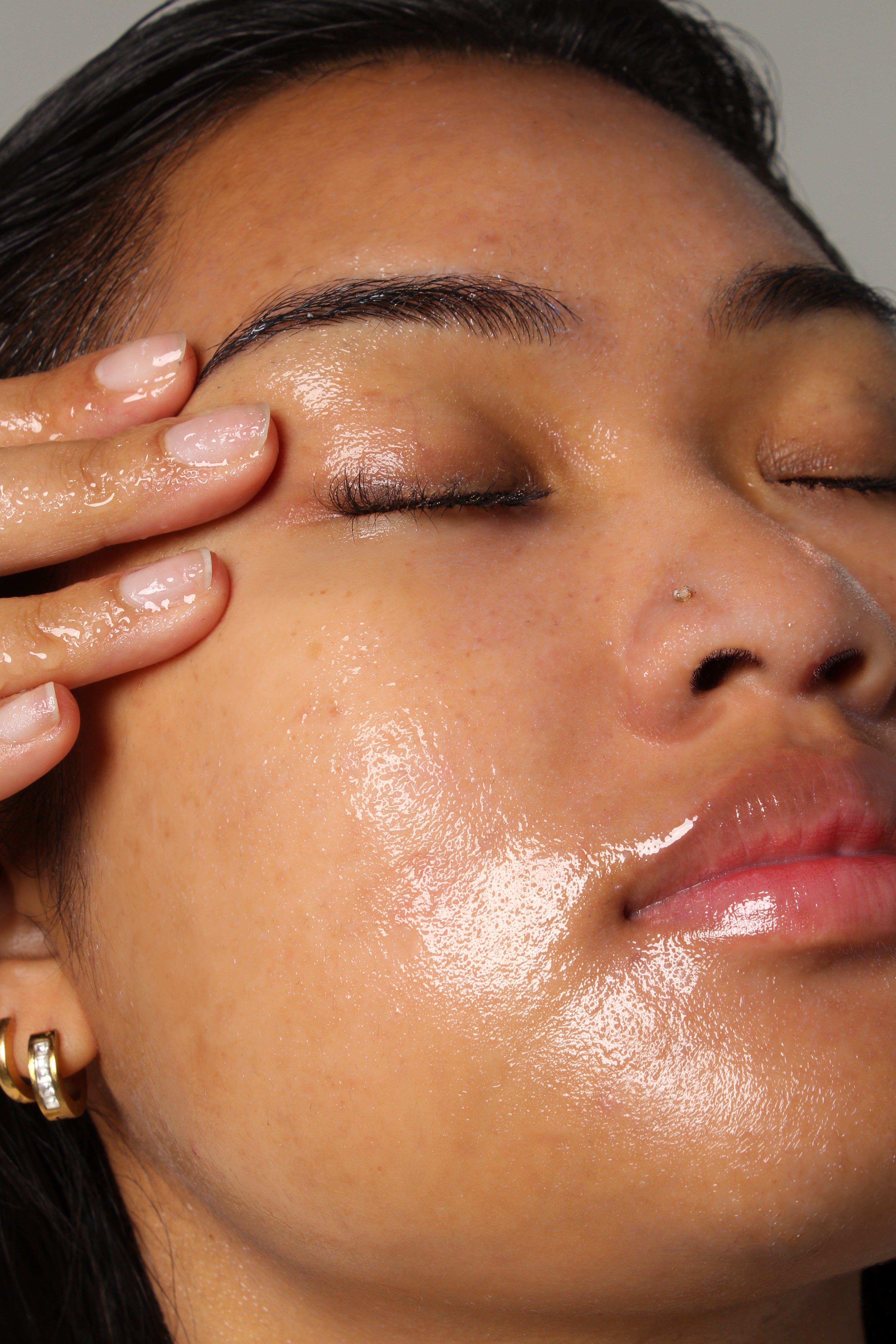 Texture de l’huile démaquillante Haruharu Wonder appliquée sur le visage – démaquillage efficace et respectueux de la peau