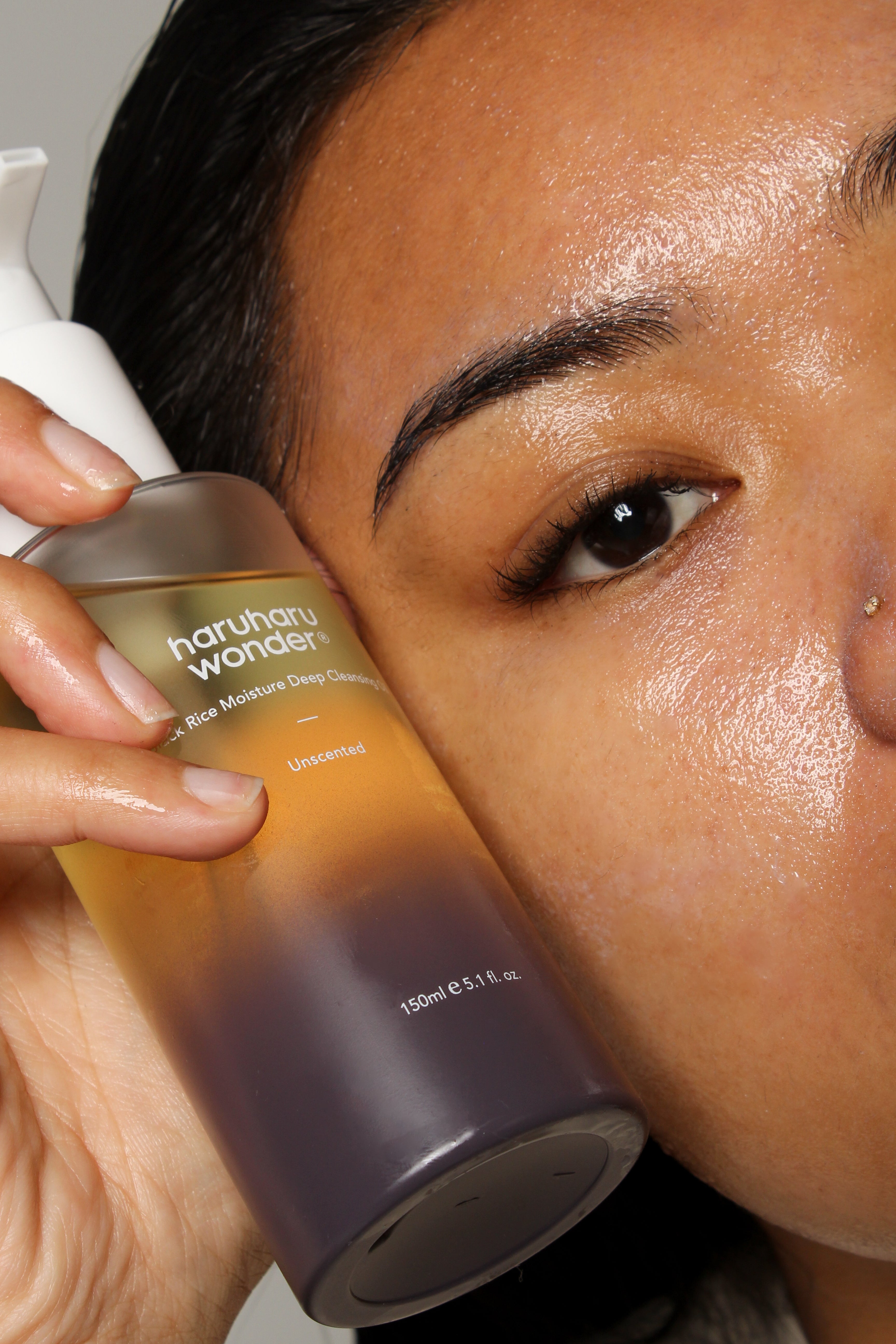 Mannequin tenant l’huile démaquillante au riz noir Haruharu Wonder – soin coréen nourrissant visage