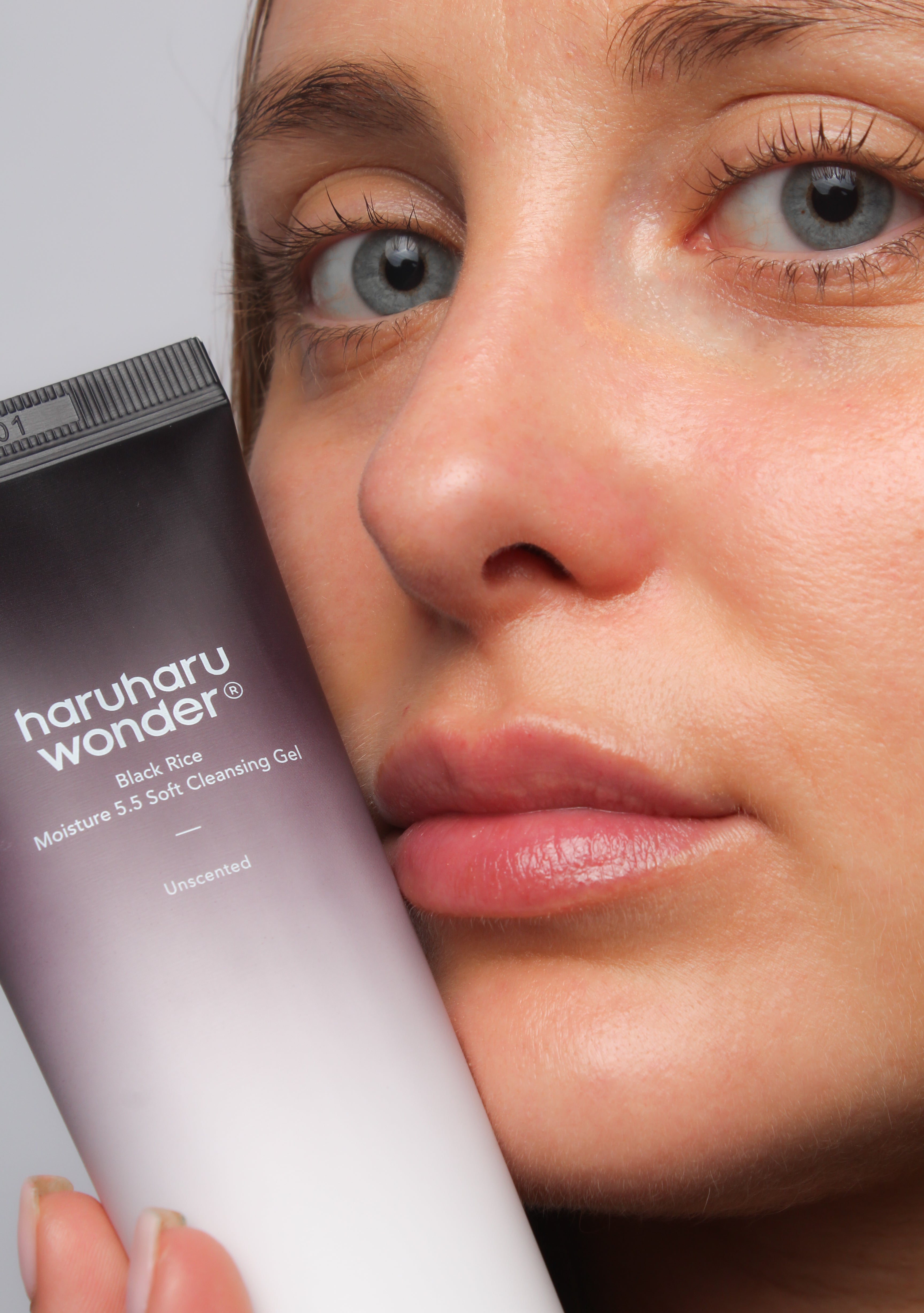 Mannequin tenant le gel nettoyant doux au riz noir Haruharu Wonder – soin quotidien pour peau sensible