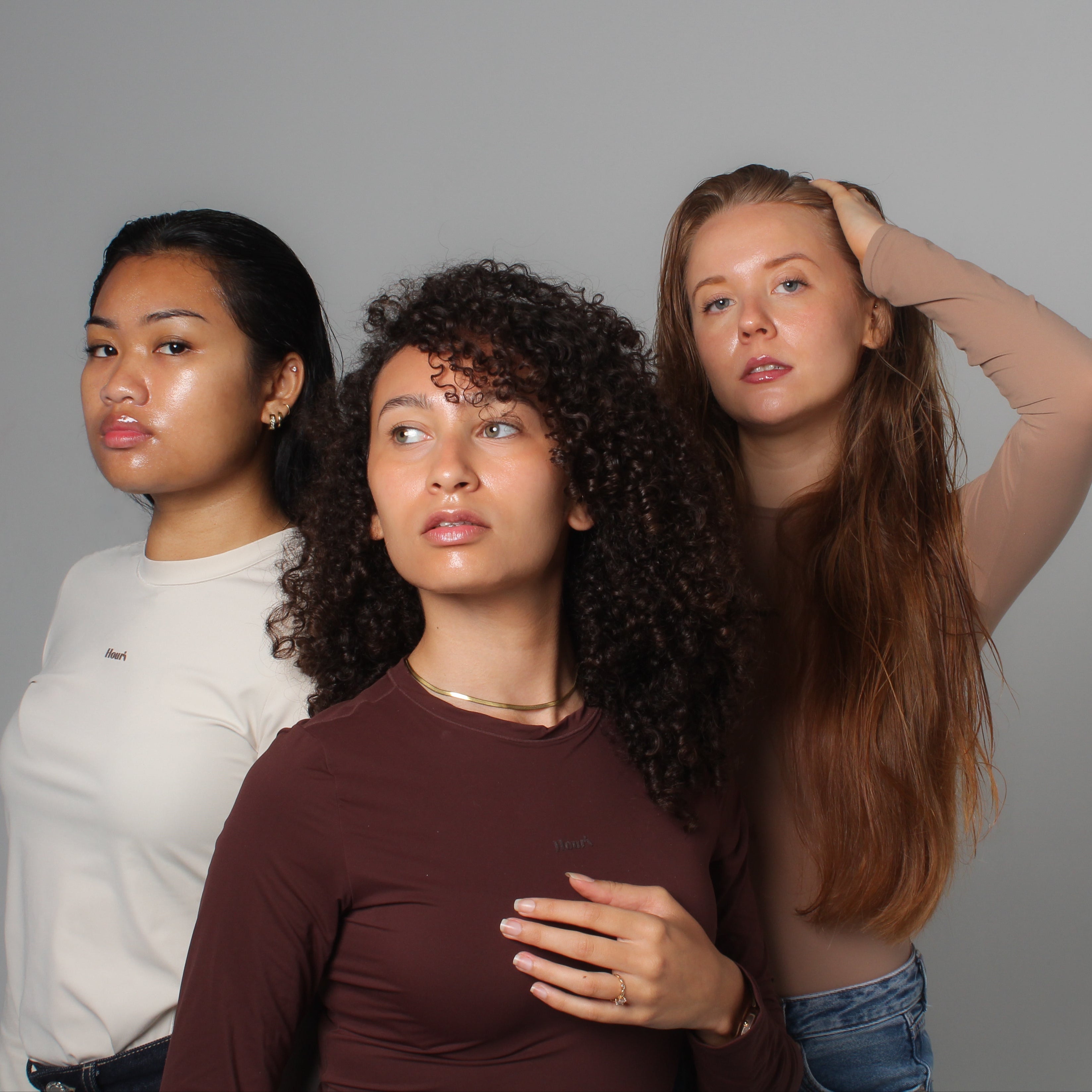 Groupe de mannequins avec l’huile démaquillante riz noir Haruharu Wonder – adaptée à tous types de peau