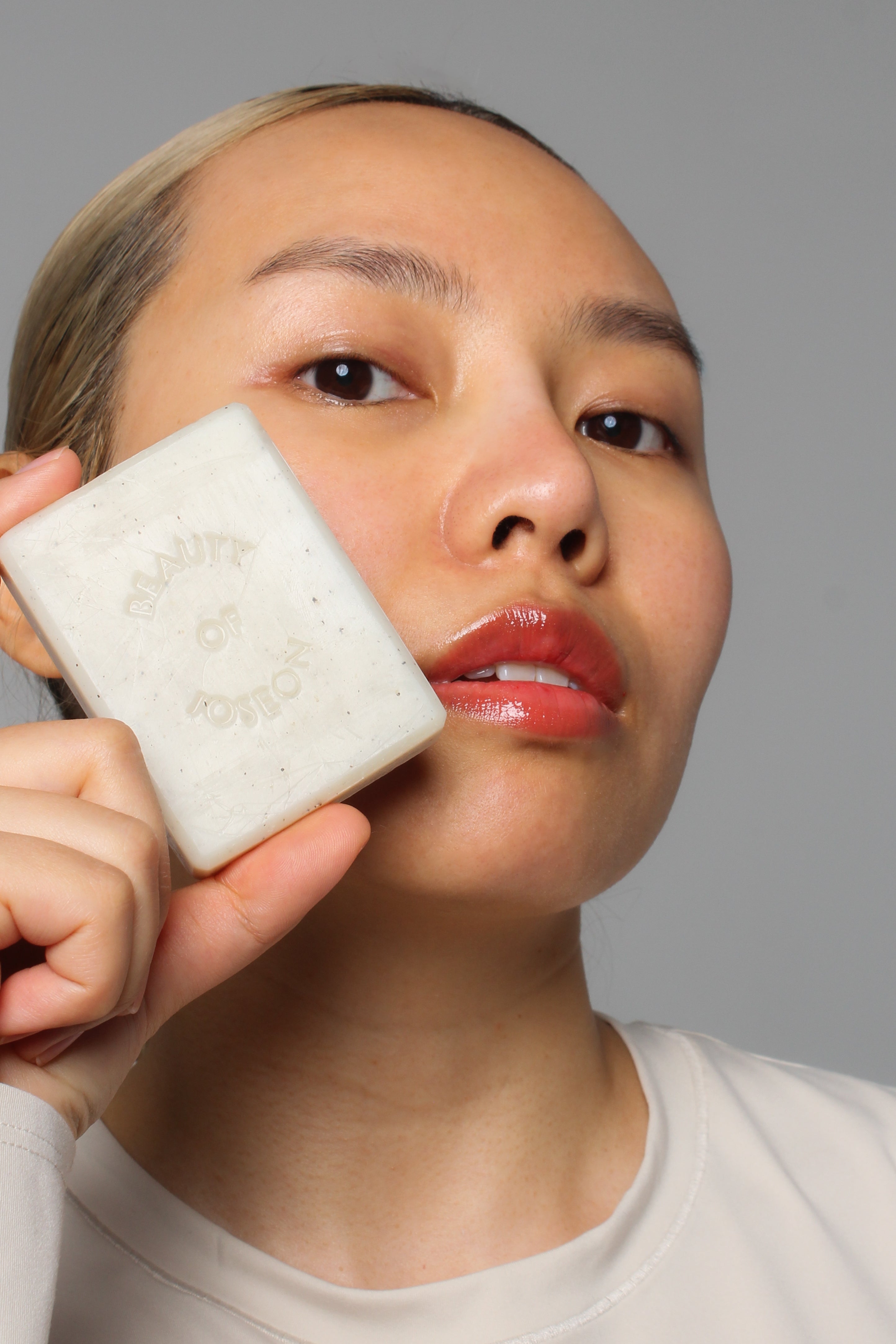 Mannequin tenant la barre nettoyante au riz à faible pH Beauty of Joseon