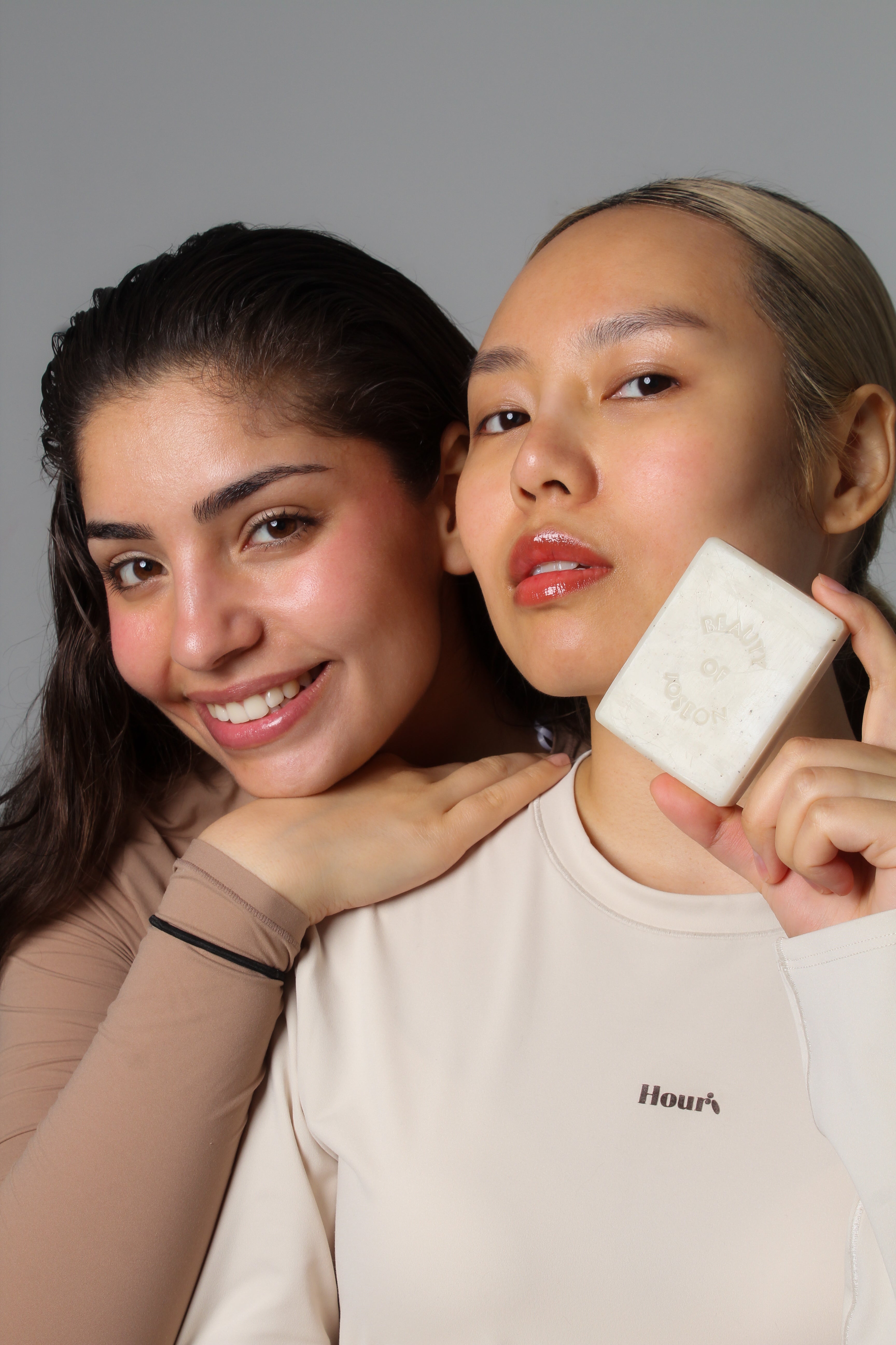 Groupe de mannequins tenant la barre nettoyante au riz à faible pH Beauty of Joseon