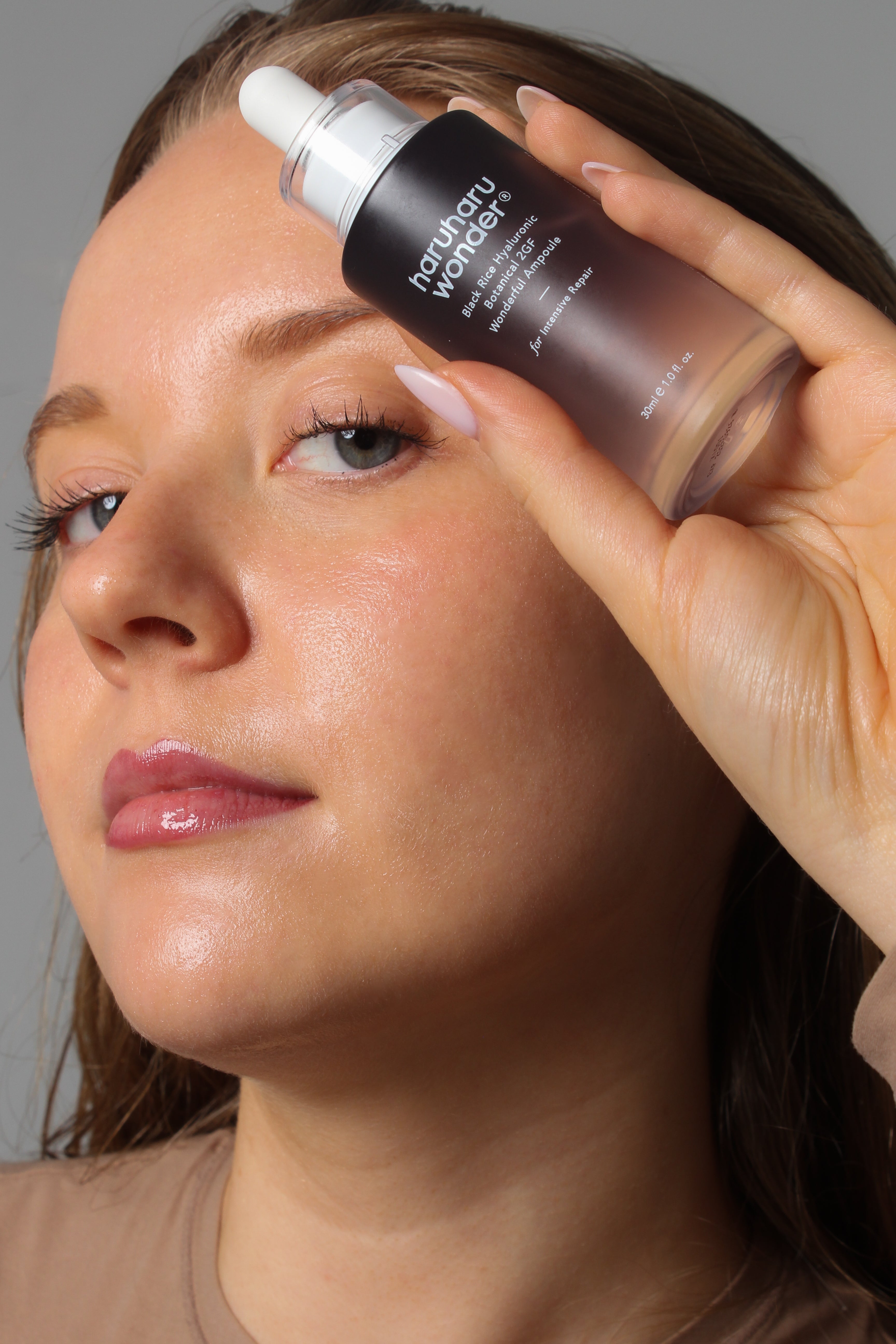 Mannequin tenant le sérum hyaluronique 2GF riz noir Haruharu Wonder – routine visage hydratante et repulpante