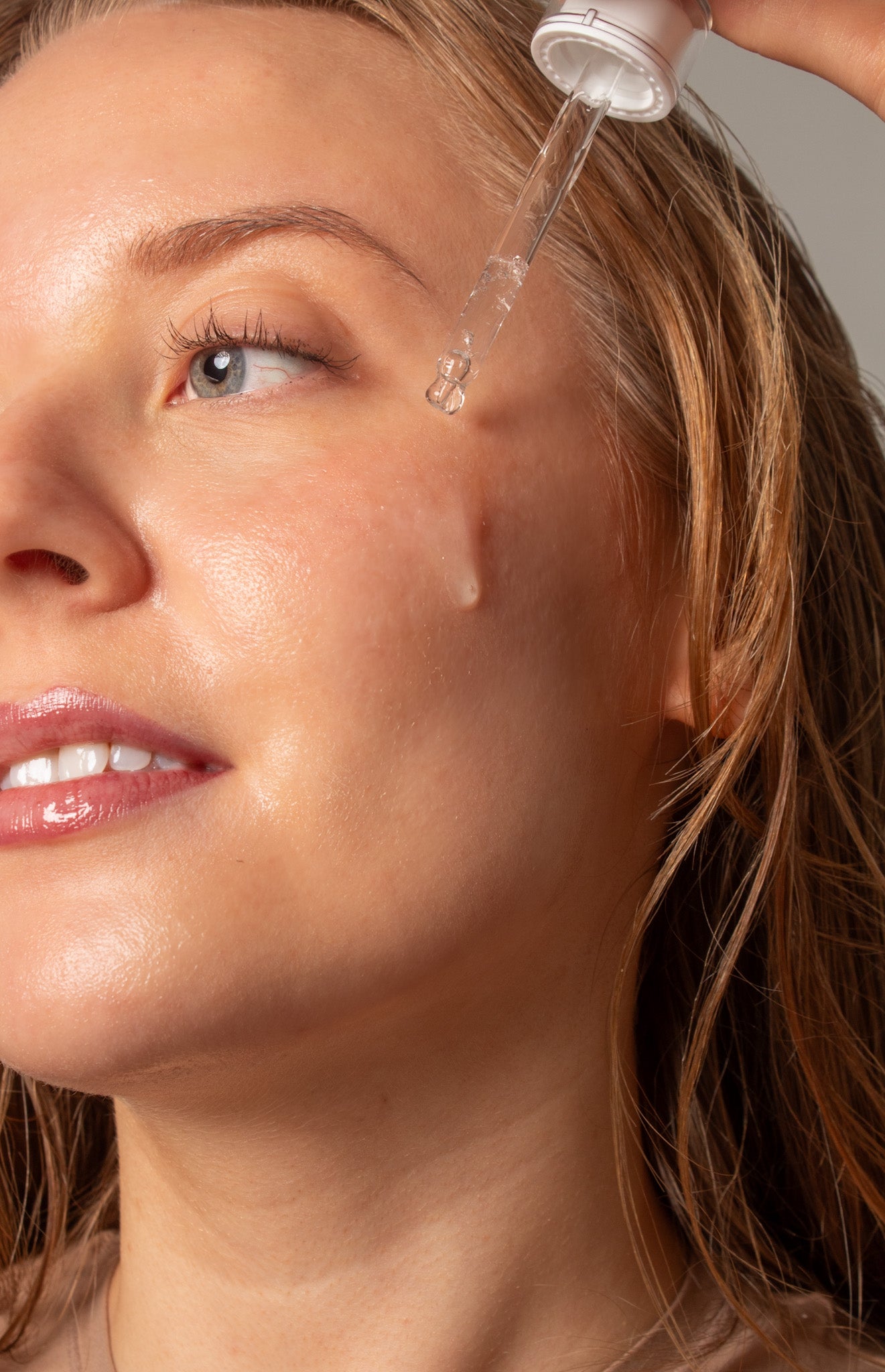 Application du sérum hyaluronique 2GF riz noir Haruharu Wonder sur le visage d’un mannequin – soin anti-rides et éclat du teint