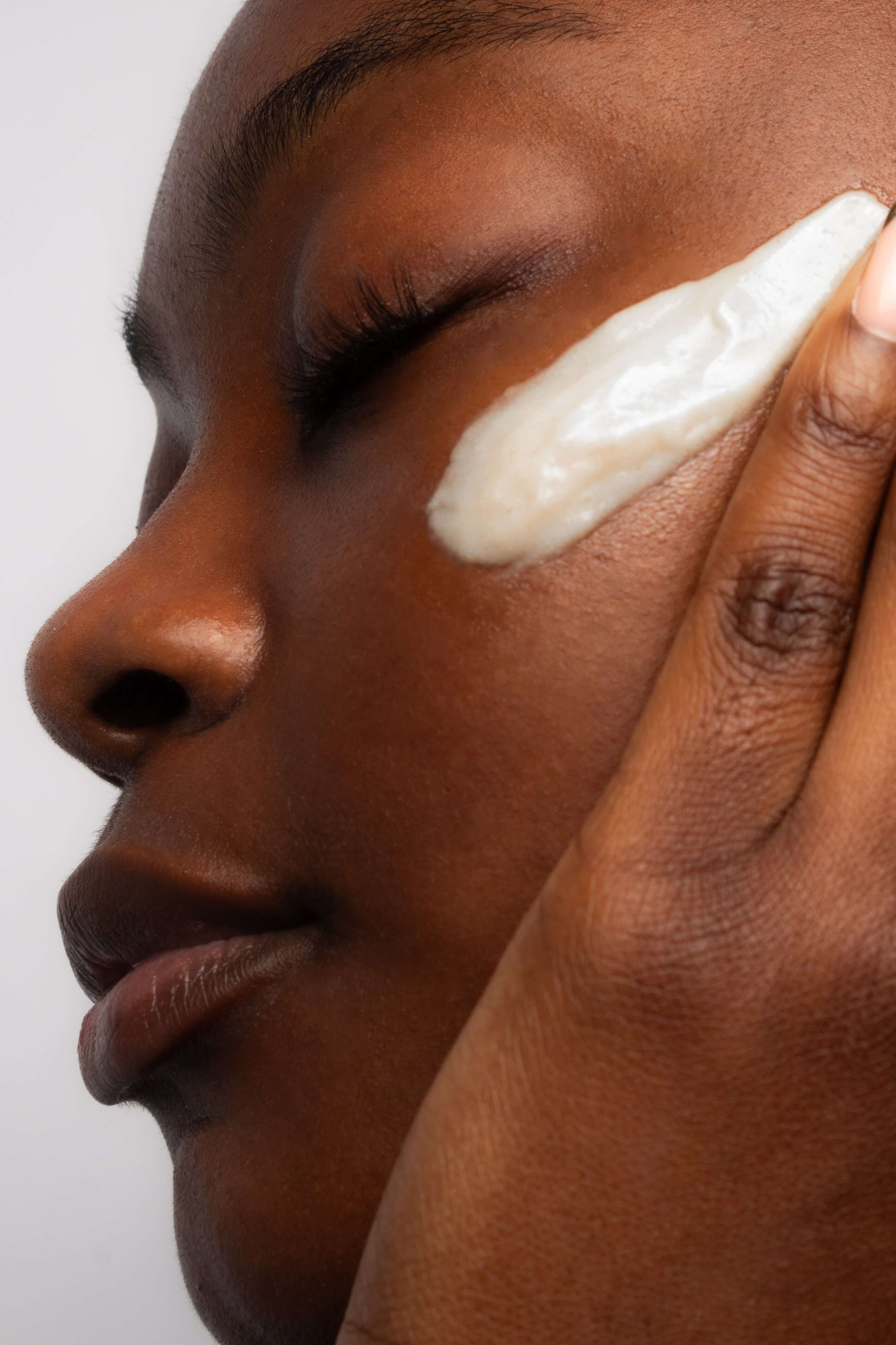 Application du nettoyant Arencia au calendula sur le visage, mousse apaisante en action