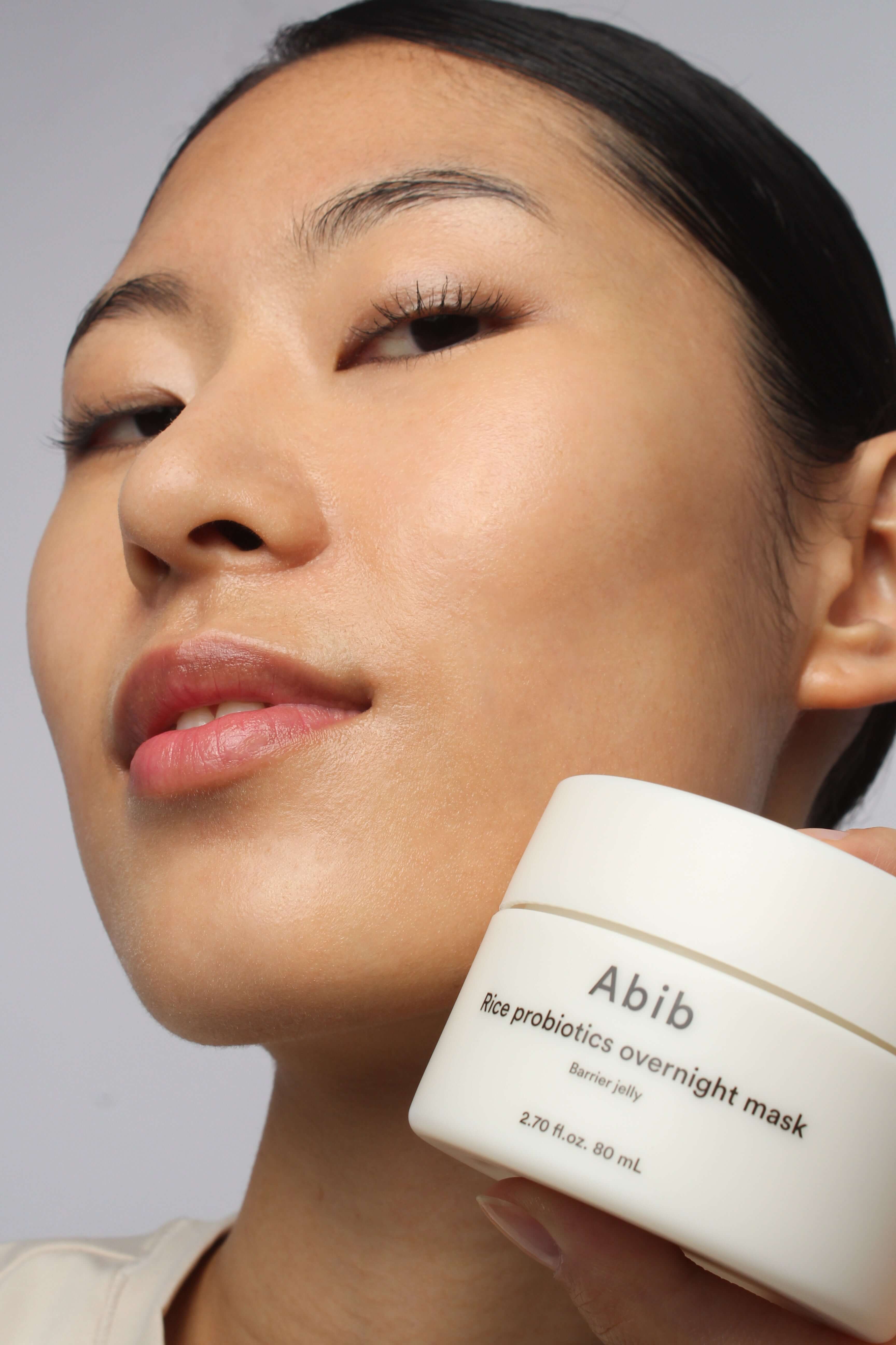 Mannequin appliquant le masque de nuit à la gelée de riz et probiotiques Abib