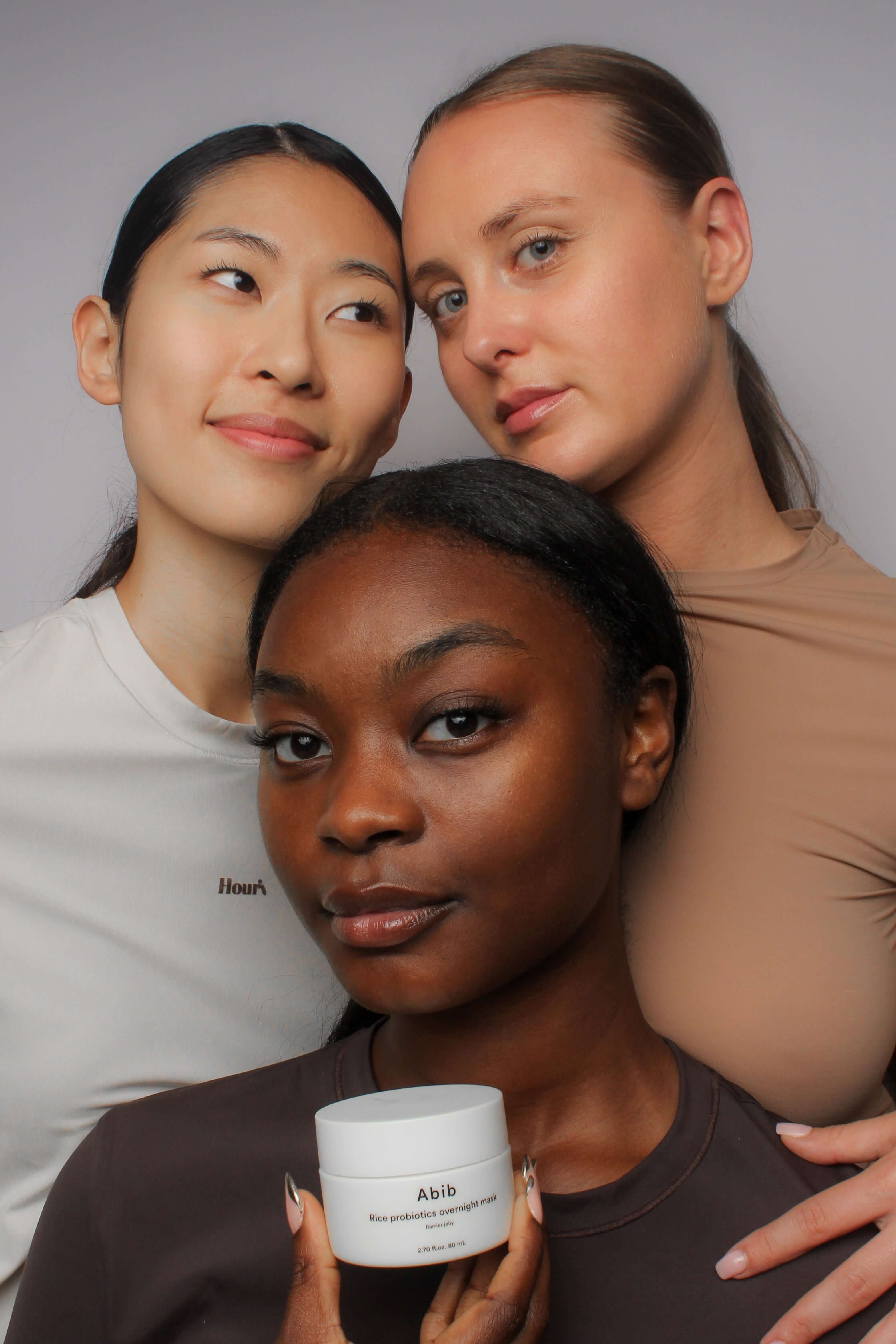 Plusieurs mannequins avec peau lumineuse après utilisation du masque de nuit au riz et probiotiques Abib