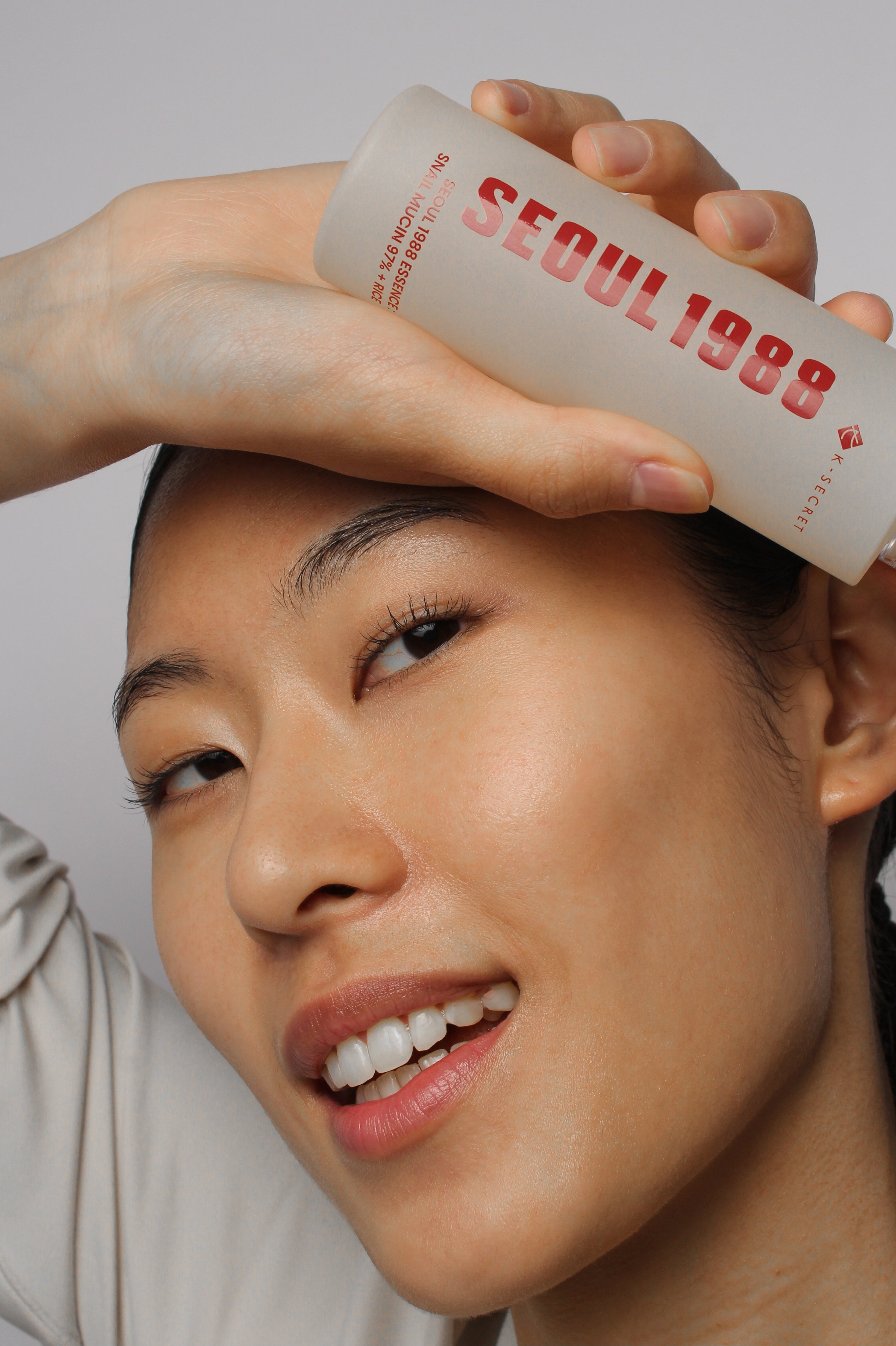 Mannequin tenant l’essence mucine d’escargot 93% + riz Seoul 1988, présentation du produit