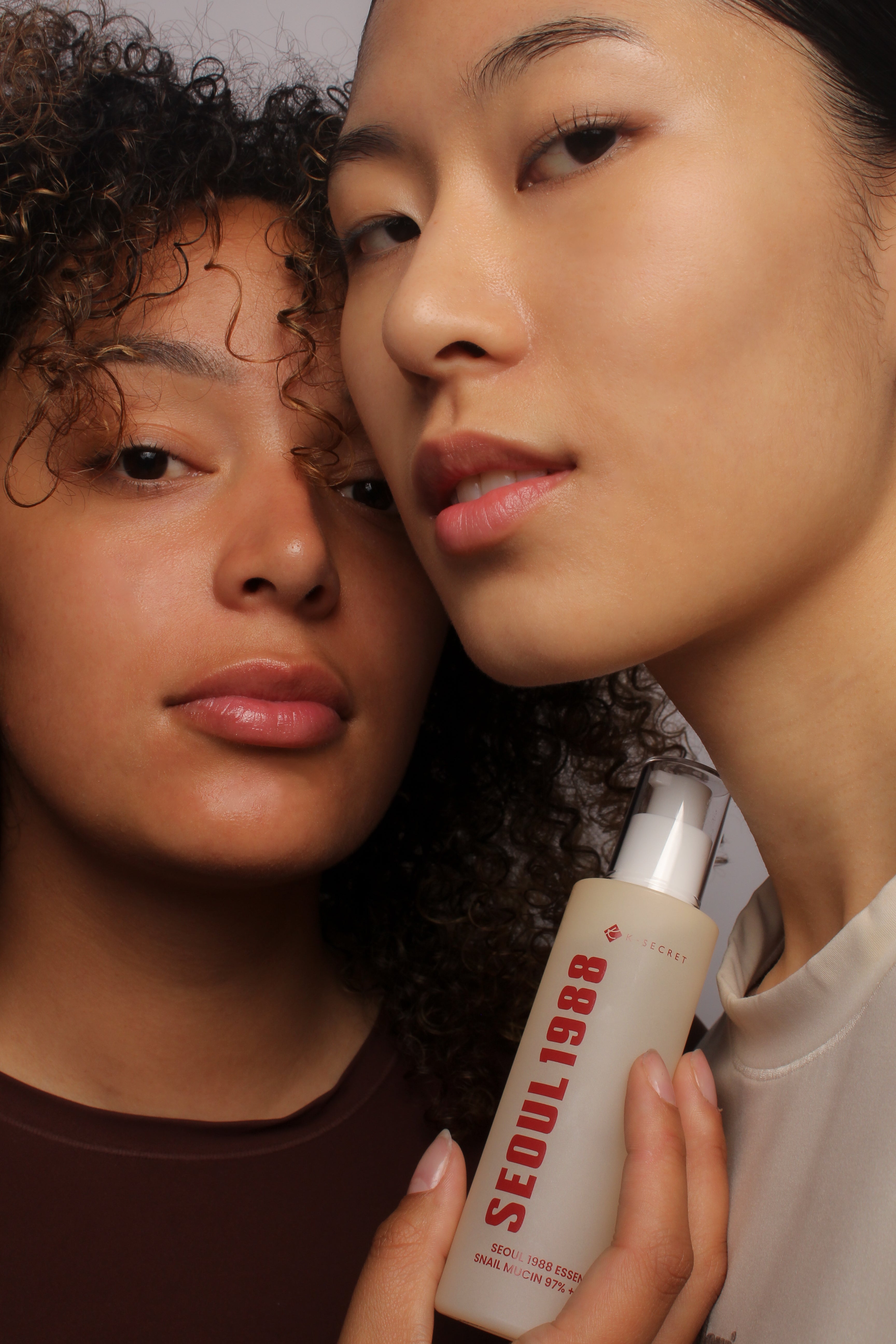 Groupe de mannequins tenant et montrant l’essence mucine d’escargot 93% + riz Seoul 1988