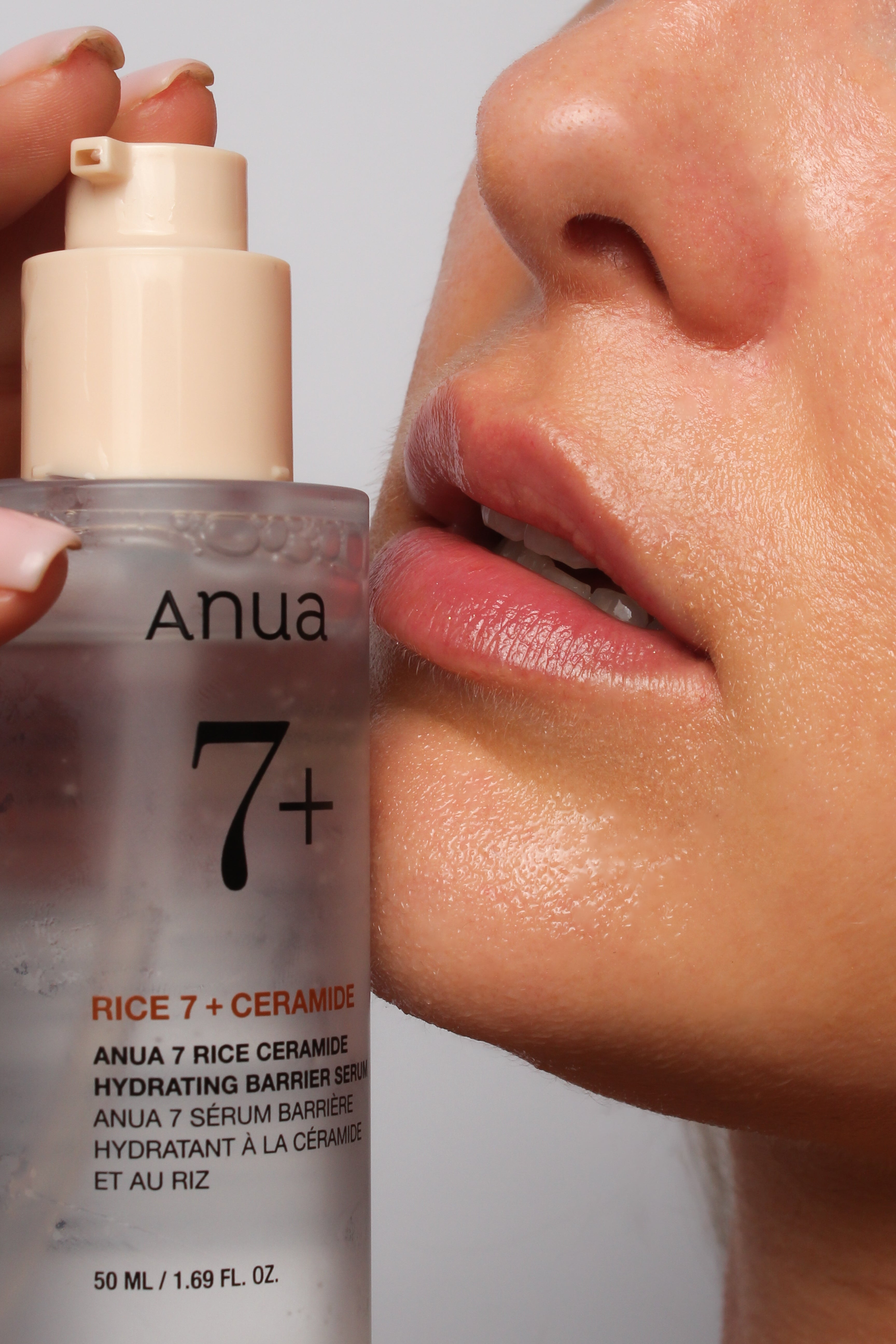 Mannequin montrant le sérum barrière hydratant aux céramides de riz 7 Anua