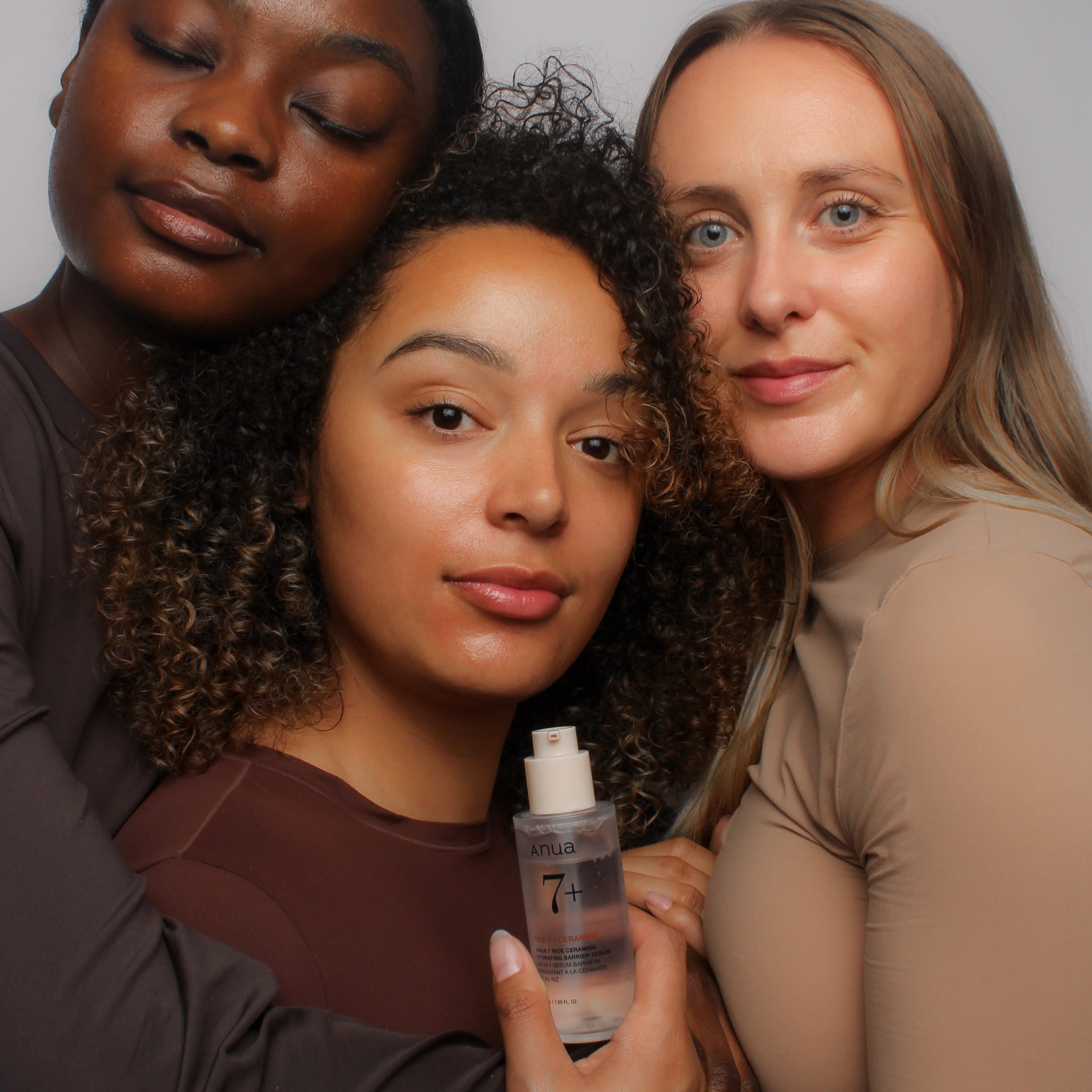 Groupe de mannequins tenant le sérum barrière hydratant aux céramides de riz 7 Anua