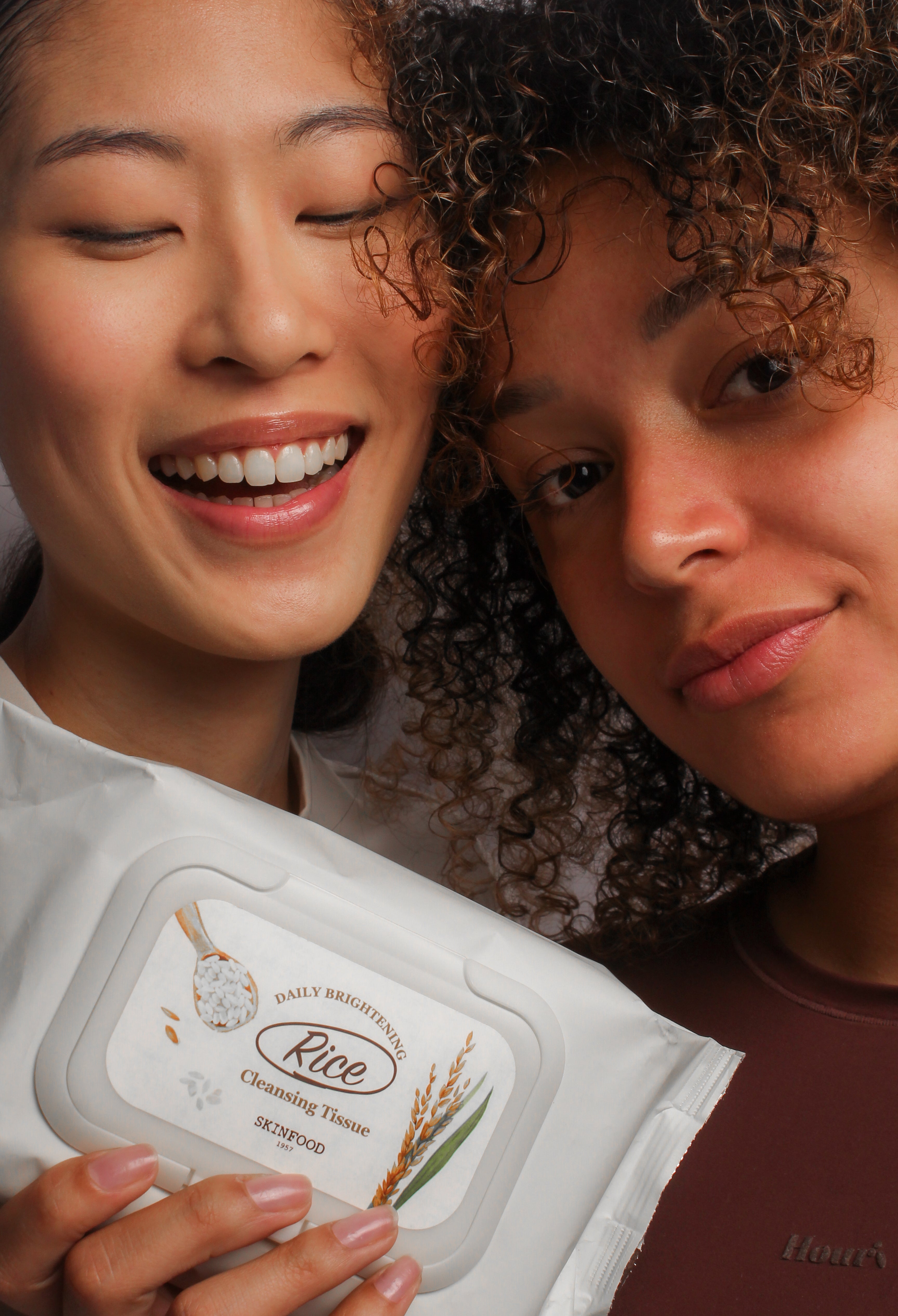 roupe de mannequins présentant ensemble le paquet de lingettes nettoyantes éclaircissantes au riz Skinfood