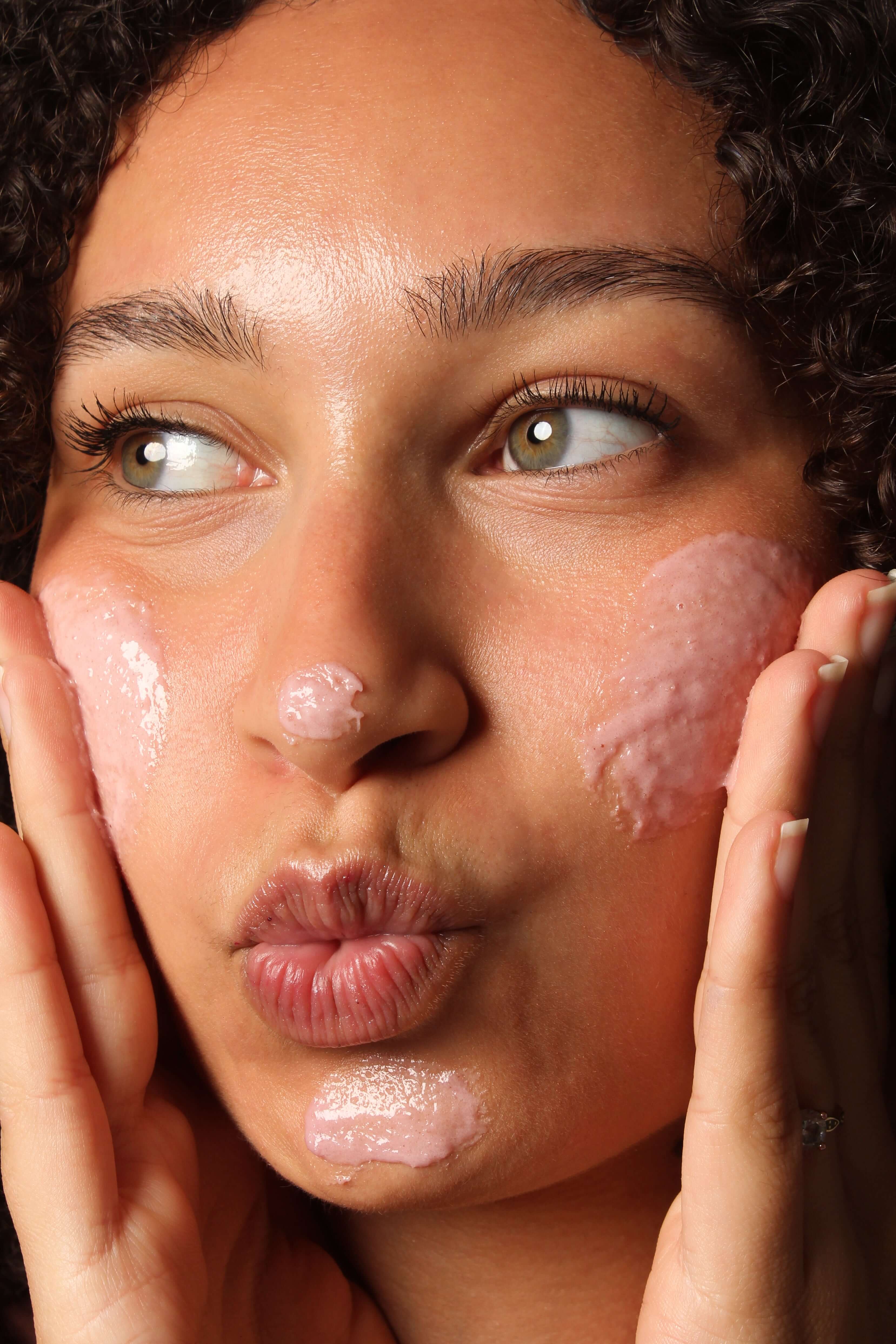 Application du nettoyant Arencia au riz et églantier sur le visage, texture douce et purifiante