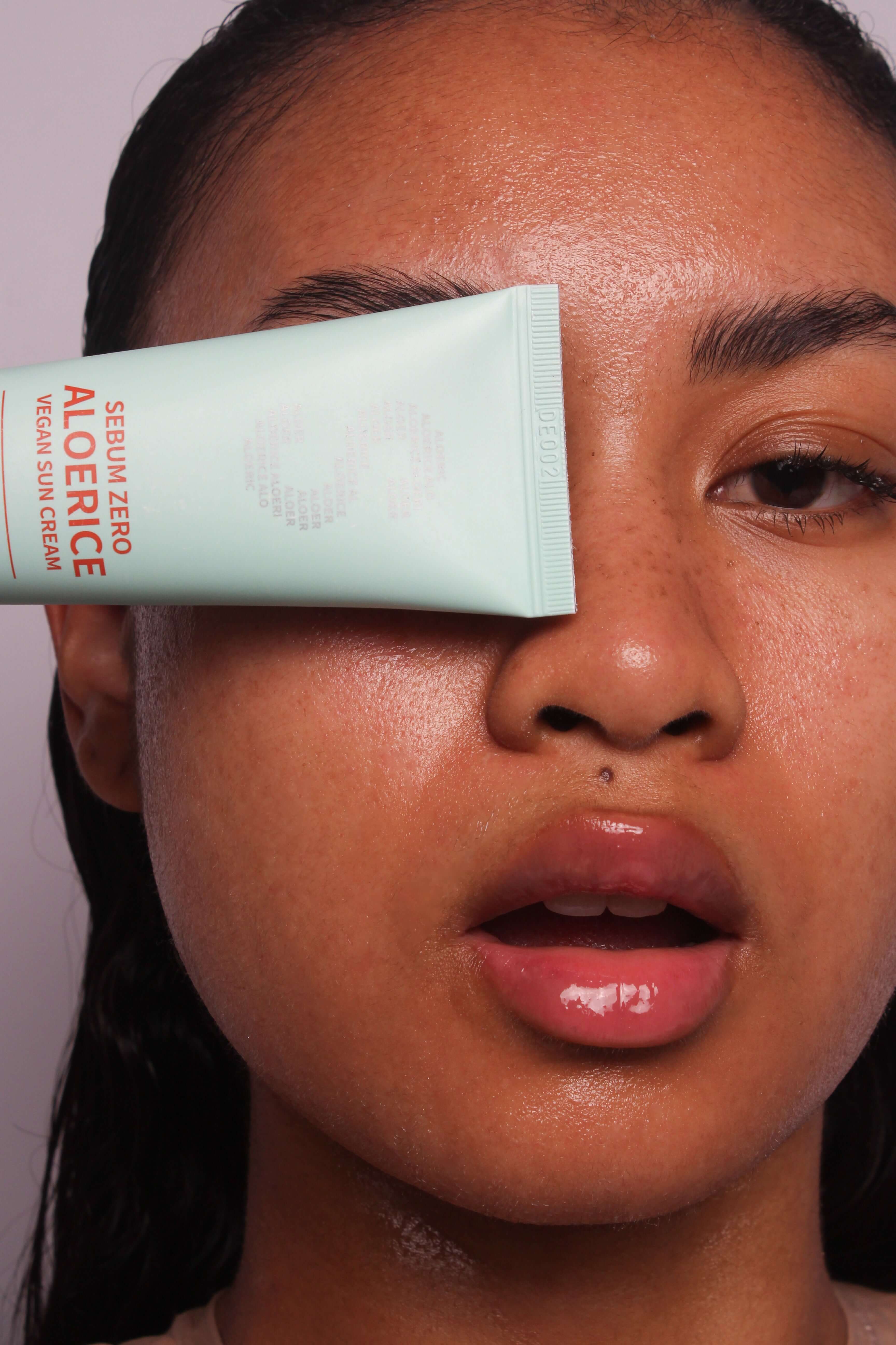 Mannequin tenant la crème solaire Be The Skin, soin solaire au riz SPF50+