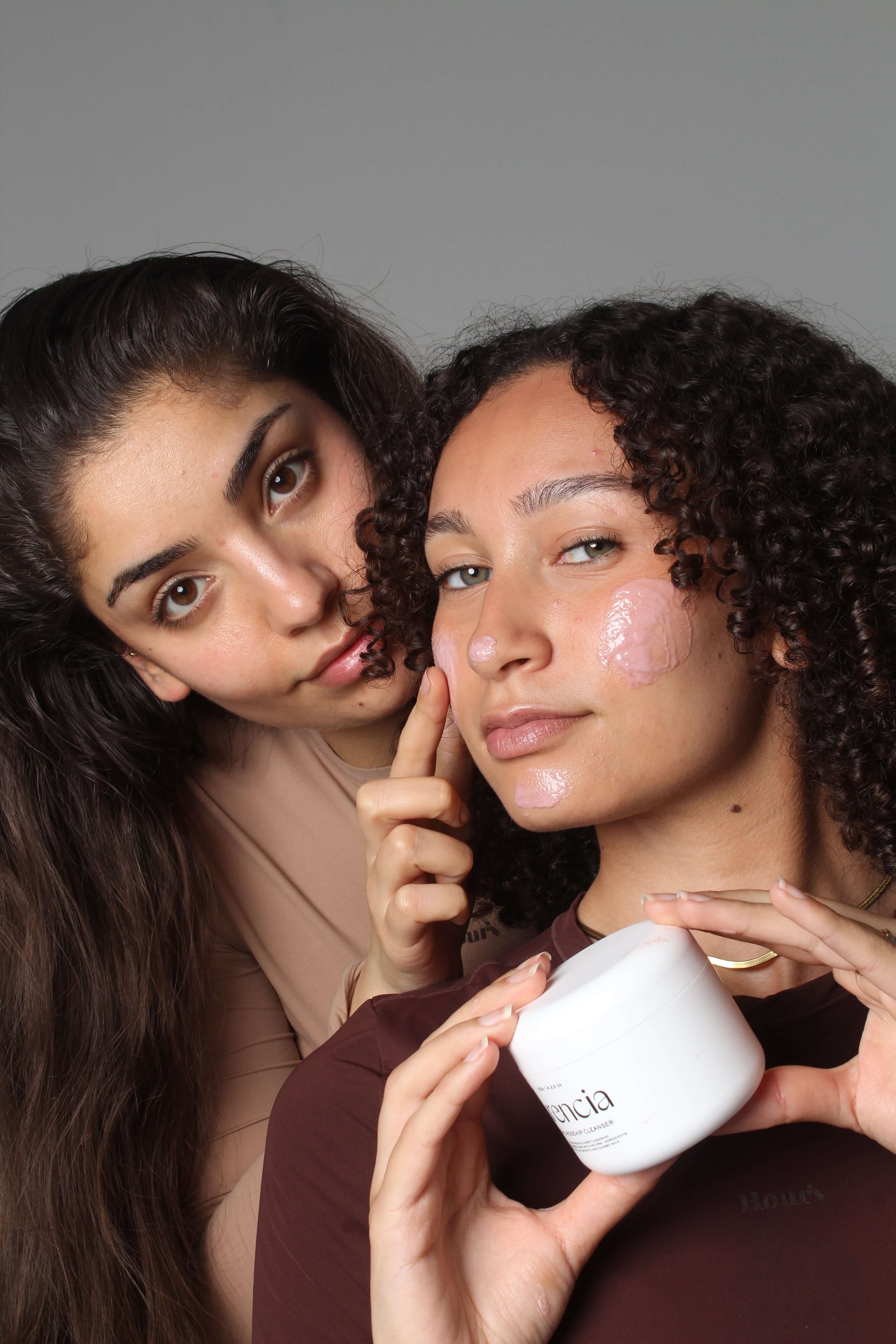 Deux mannequins tenant le nettoyant Arencia au riz et églantier, adapté à tous types de peau