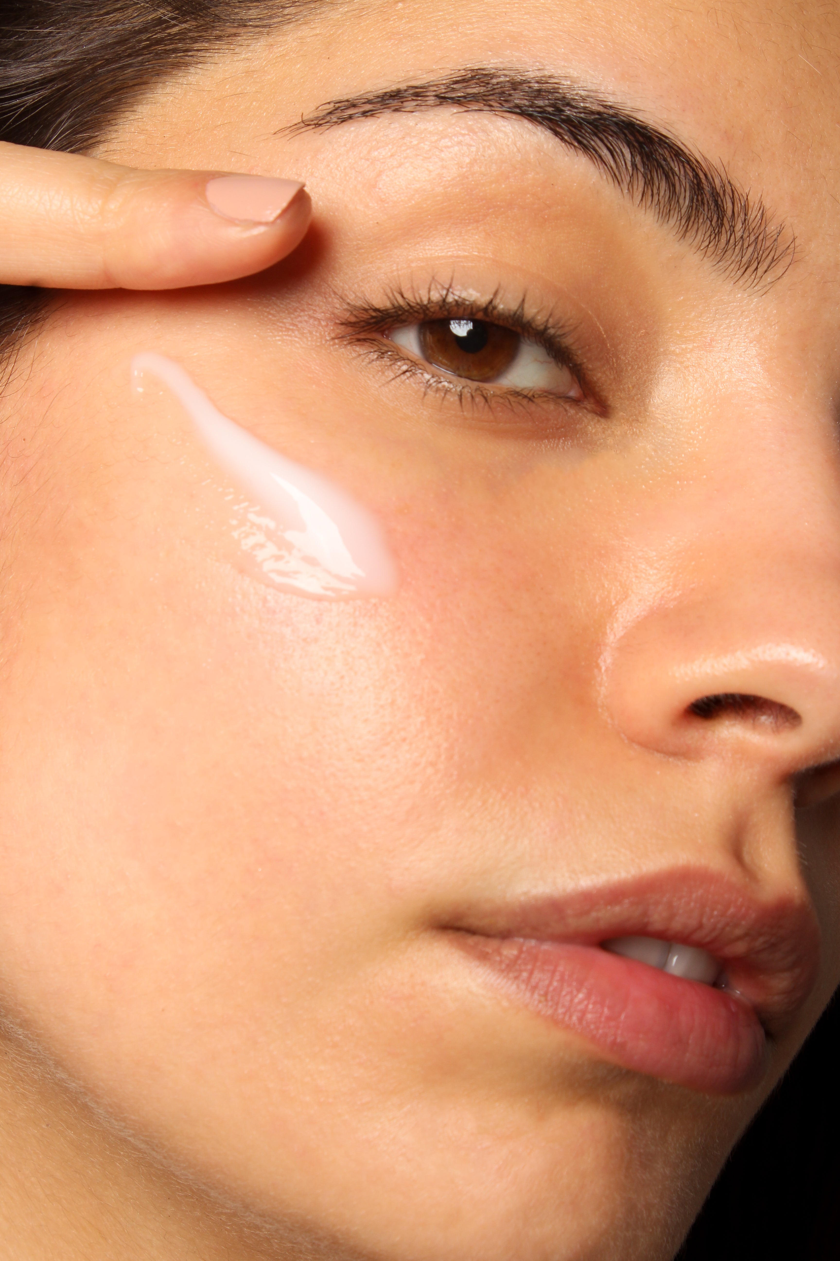 Mannequin avec crème mucine d'escargot 93% + riz Seoul 1988 appliquée sur le visage, peau éclatante