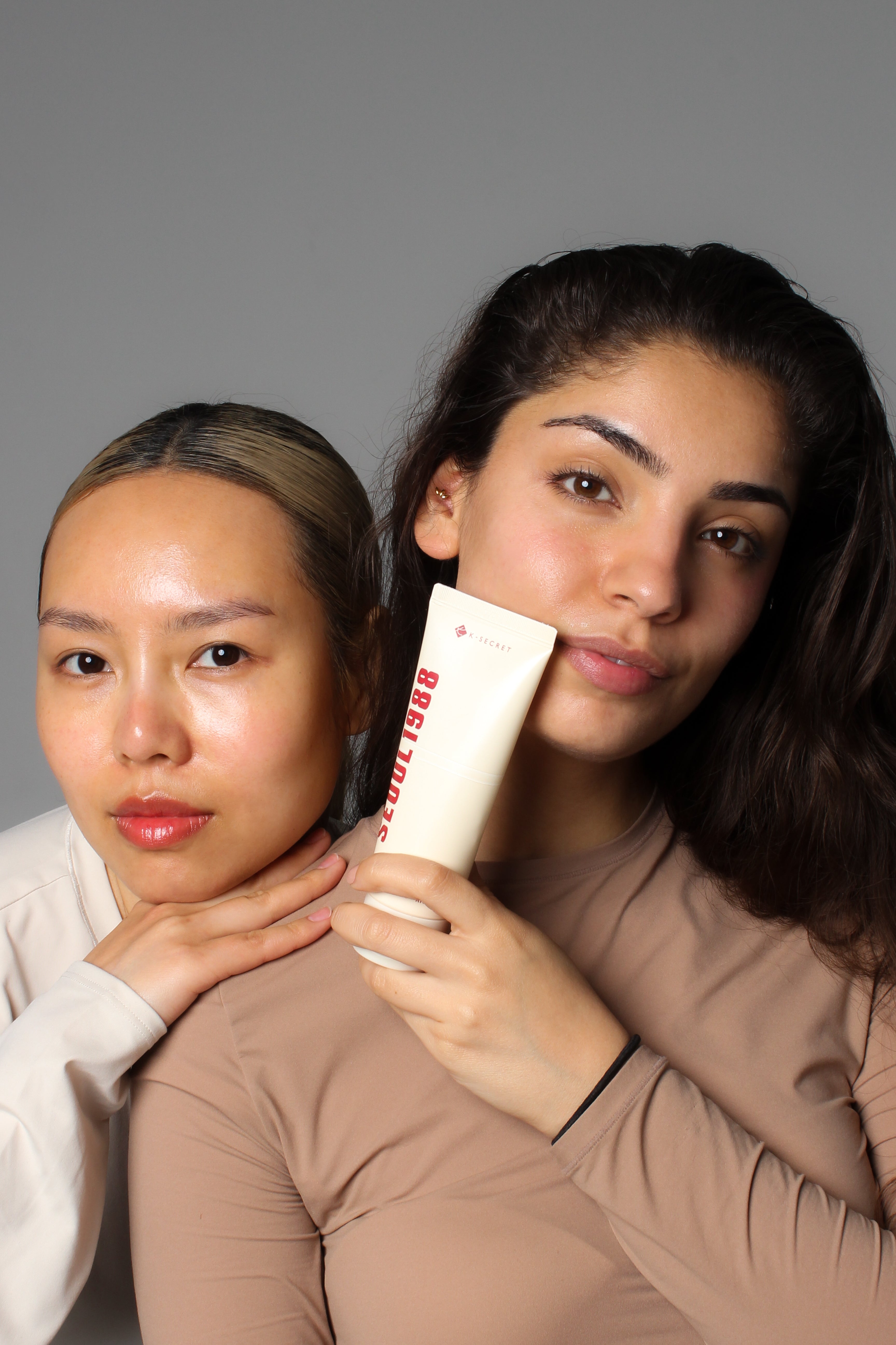 Groupe de mannequins tenant la crème mucine d'escargot 93% + riz Seoul 1988, moment complice