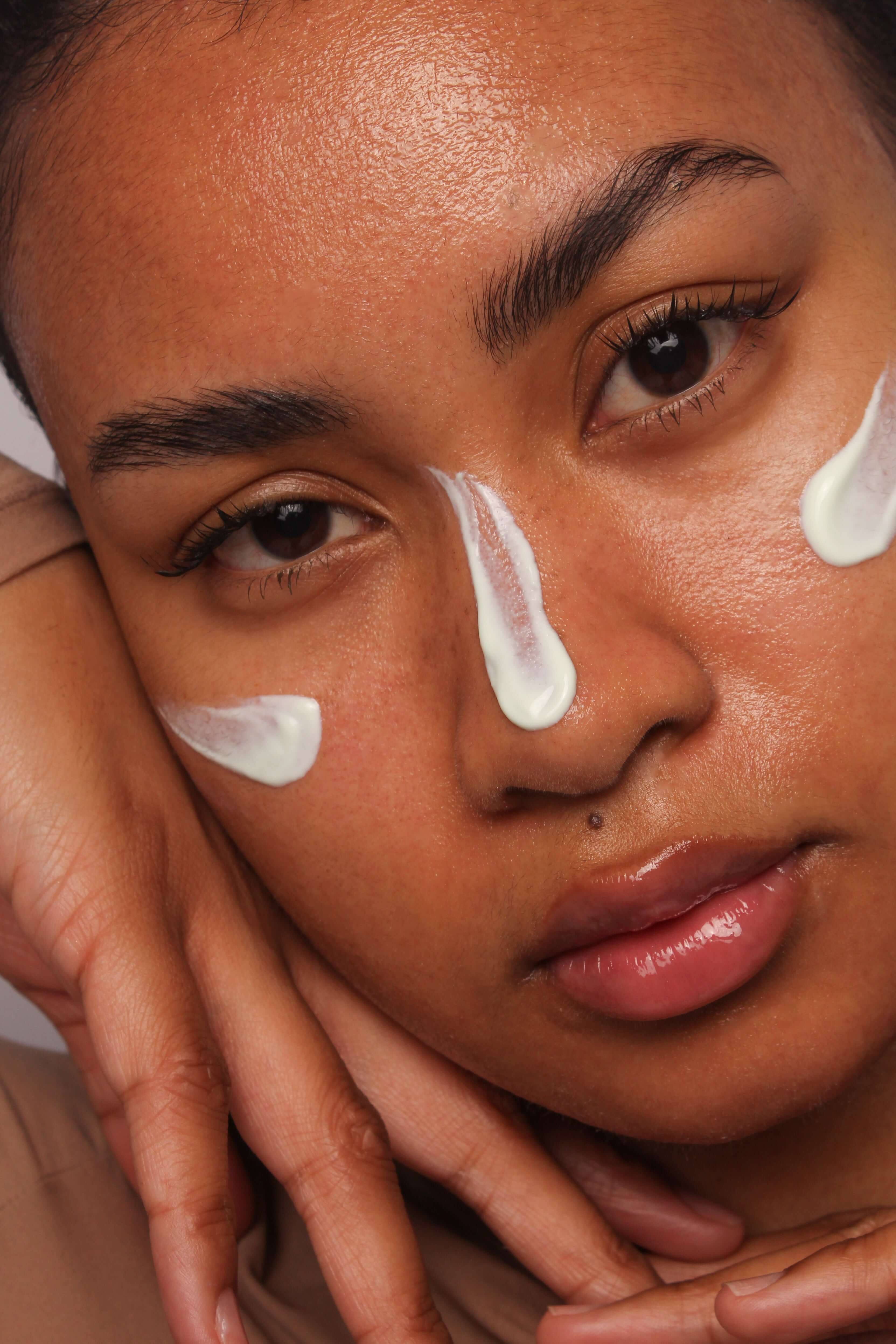 Mannequin avec la crème solaire Be The Skin appliquée sur le visage