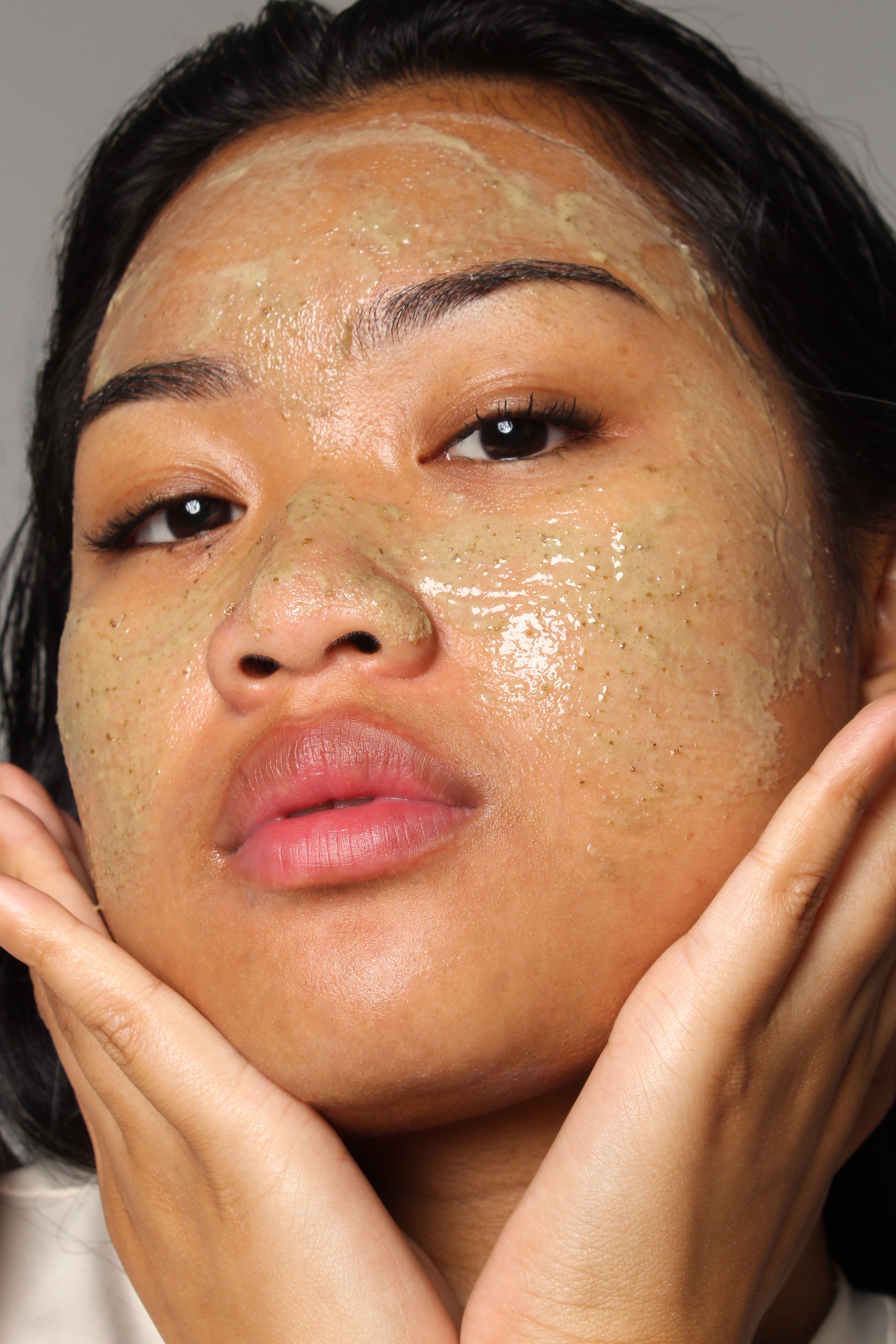 Mannequin avec le nettoyant Arencia au riz vert et mochi appliqué sur le visage, peau fraîche et nettoyée