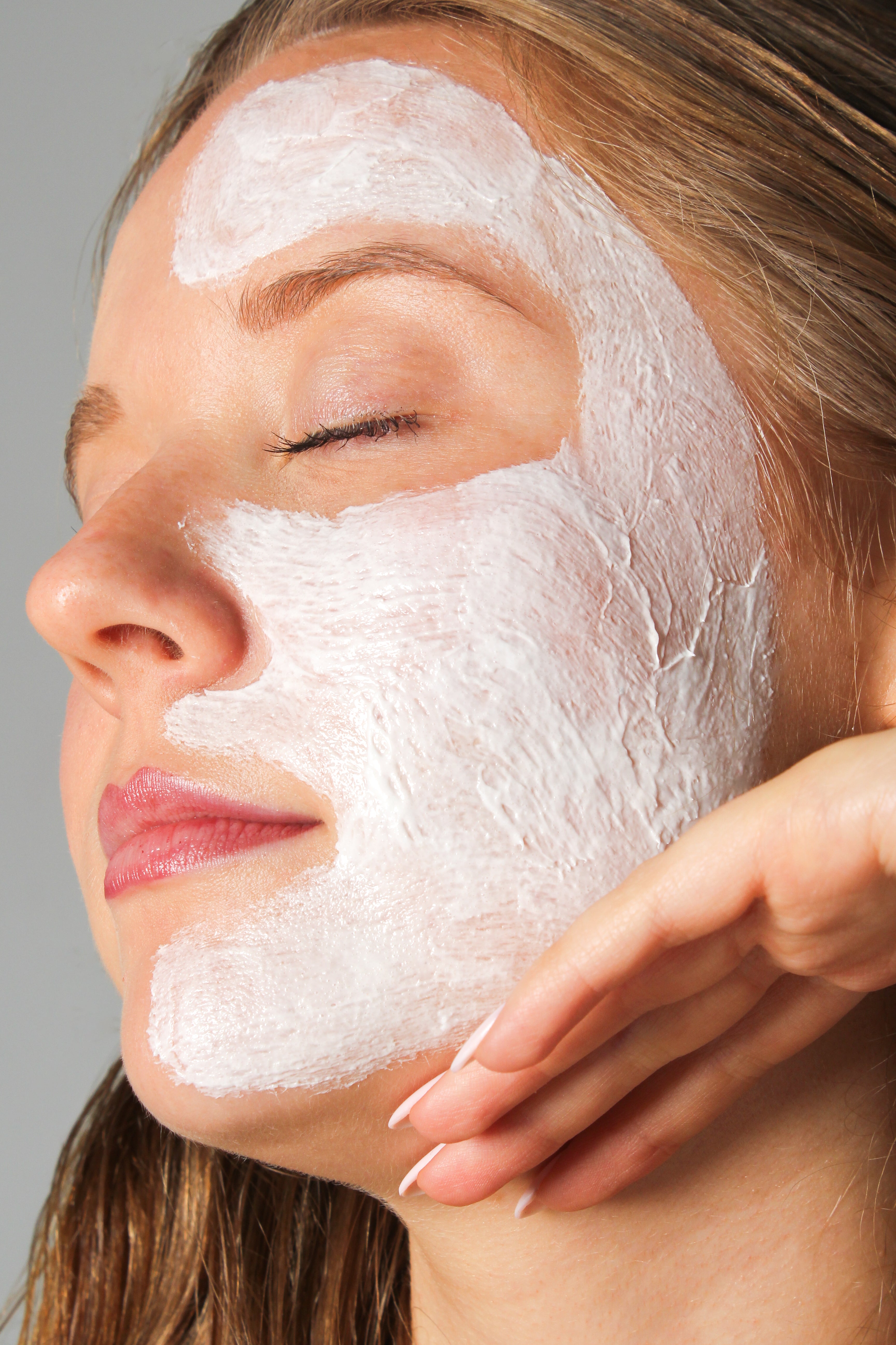 Mannequin avec le masque éclaircissant au riz Skinfood appliqué sur le visage, soin visage éclatant