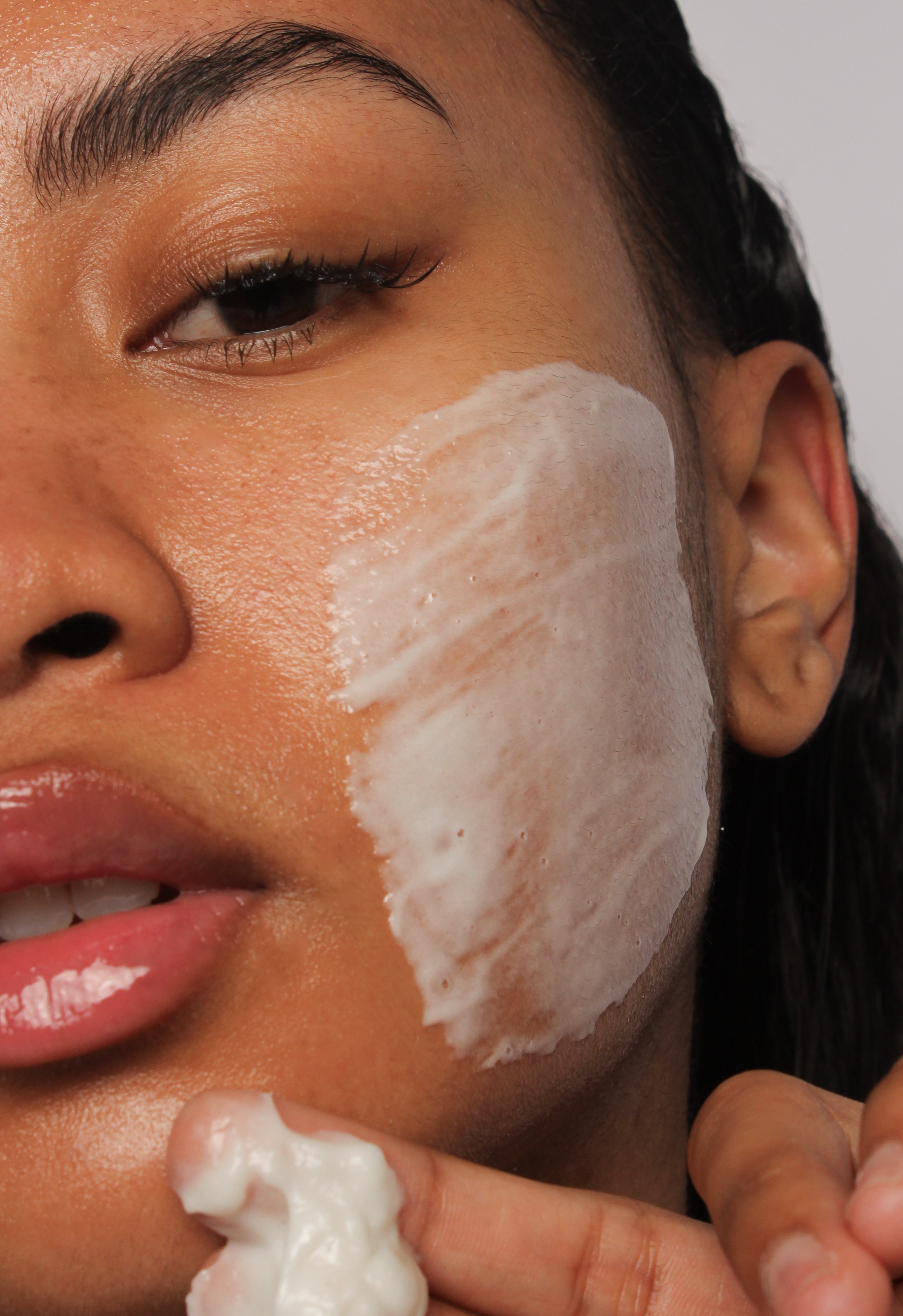 Mannequin montrant la texture douce et crémeuse du nettoyant Arencia à la mucine de riz