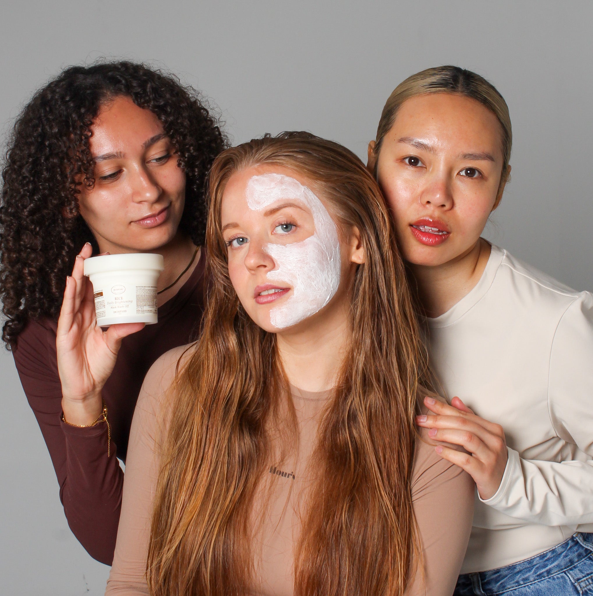 Groupe de mannequins présentant le masque nettoyant éclaircissant au riz Skinfood